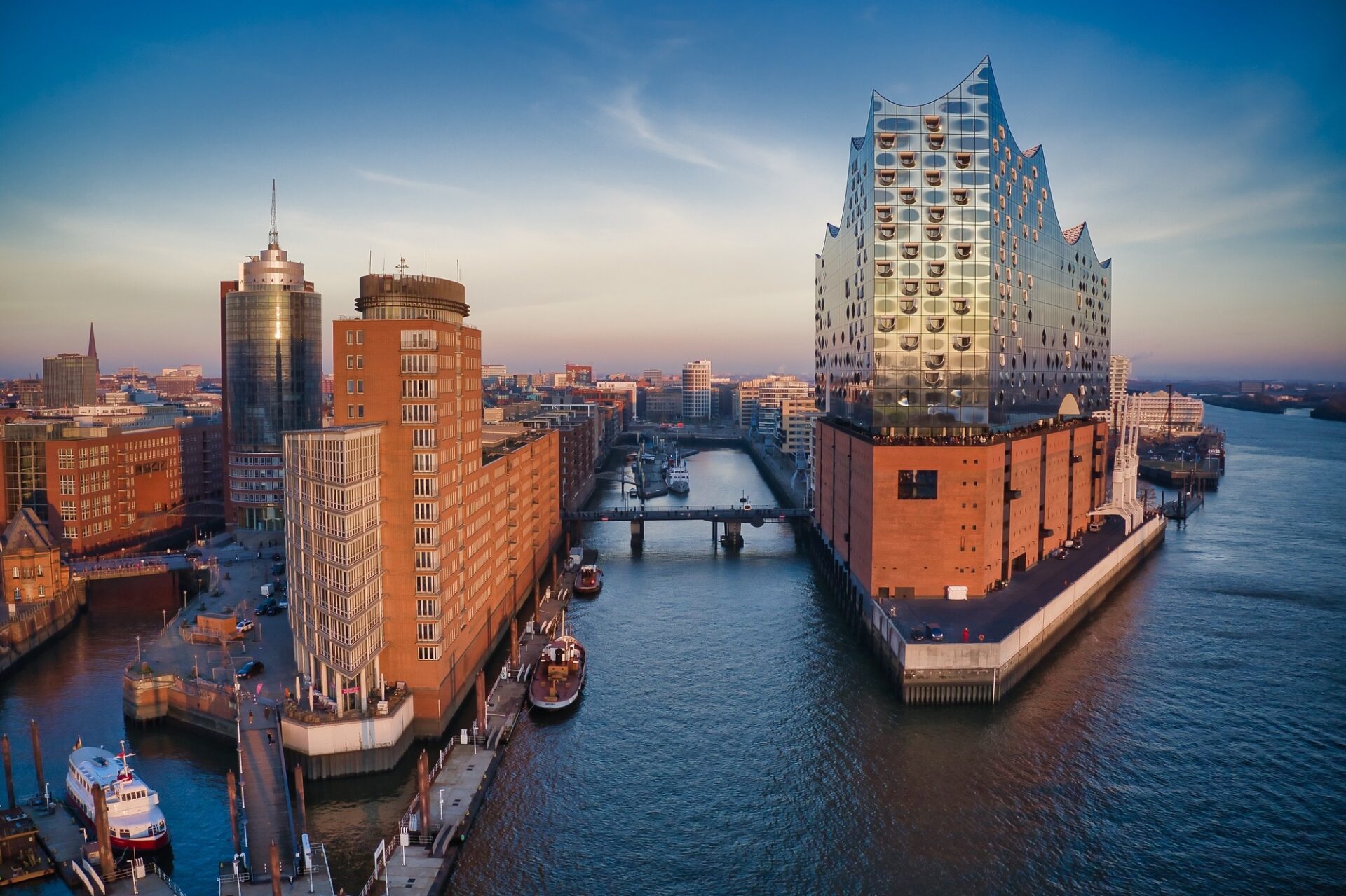 Elbphilharmonie a kanál v hamburské HafenCity