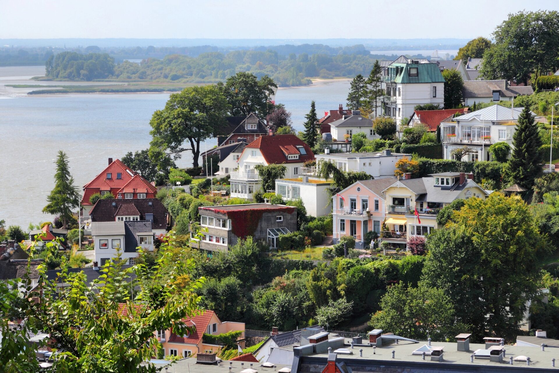 Výhled na domy a Labe ve čtvrti Blankenese v Hamburku