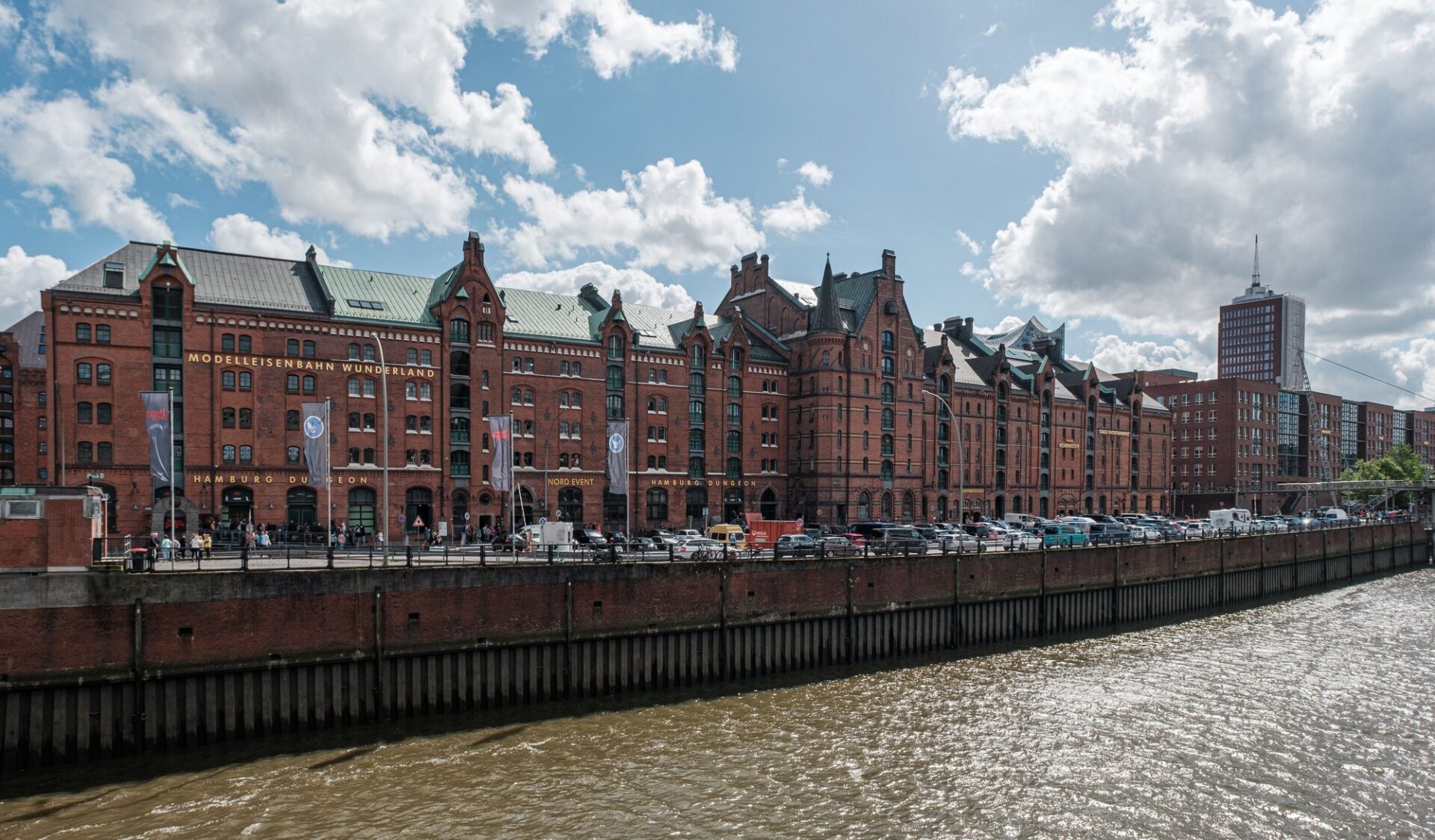 Kanál a cihlové domy ve čtvrti Speicherstadt v Hamburku
