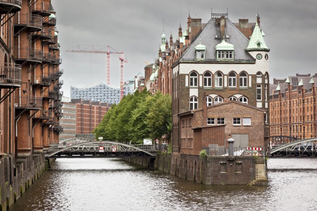 Kanál mezi historickými sklady ve čtvrti Speicherstadt v Hamburku, památka UNESCO