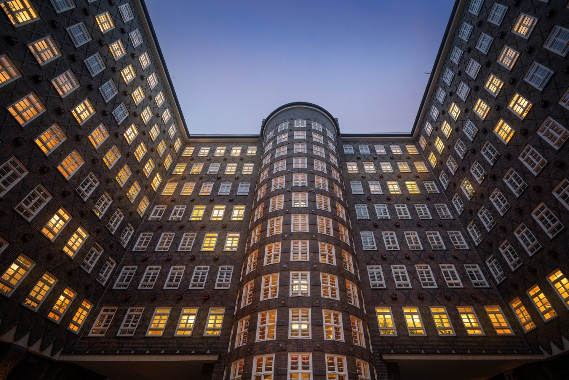 Dvůr cihlové budovy Sprinkenhof v hamburském Kontorhausviertel