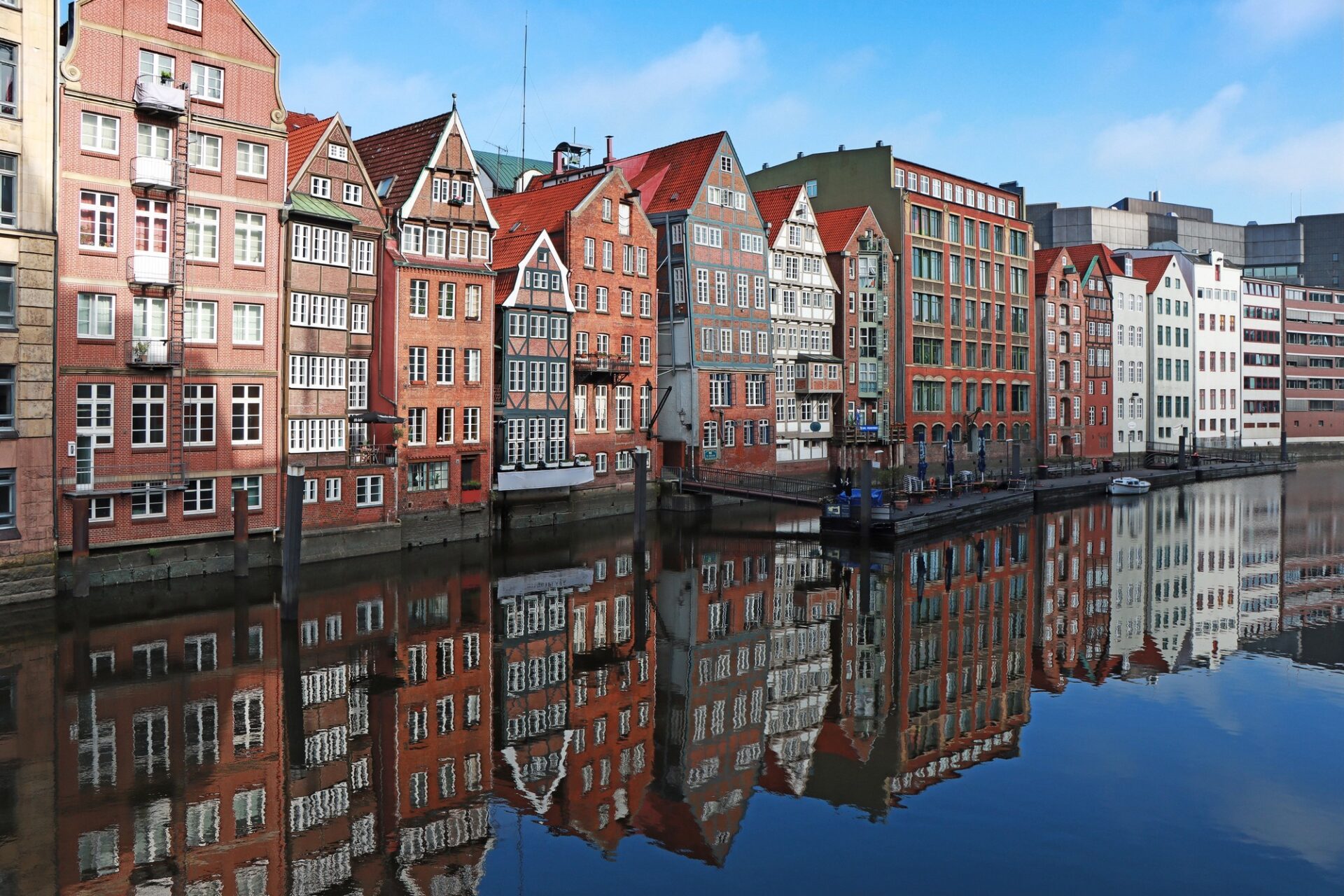 Kanál a historické domy v Hamburku