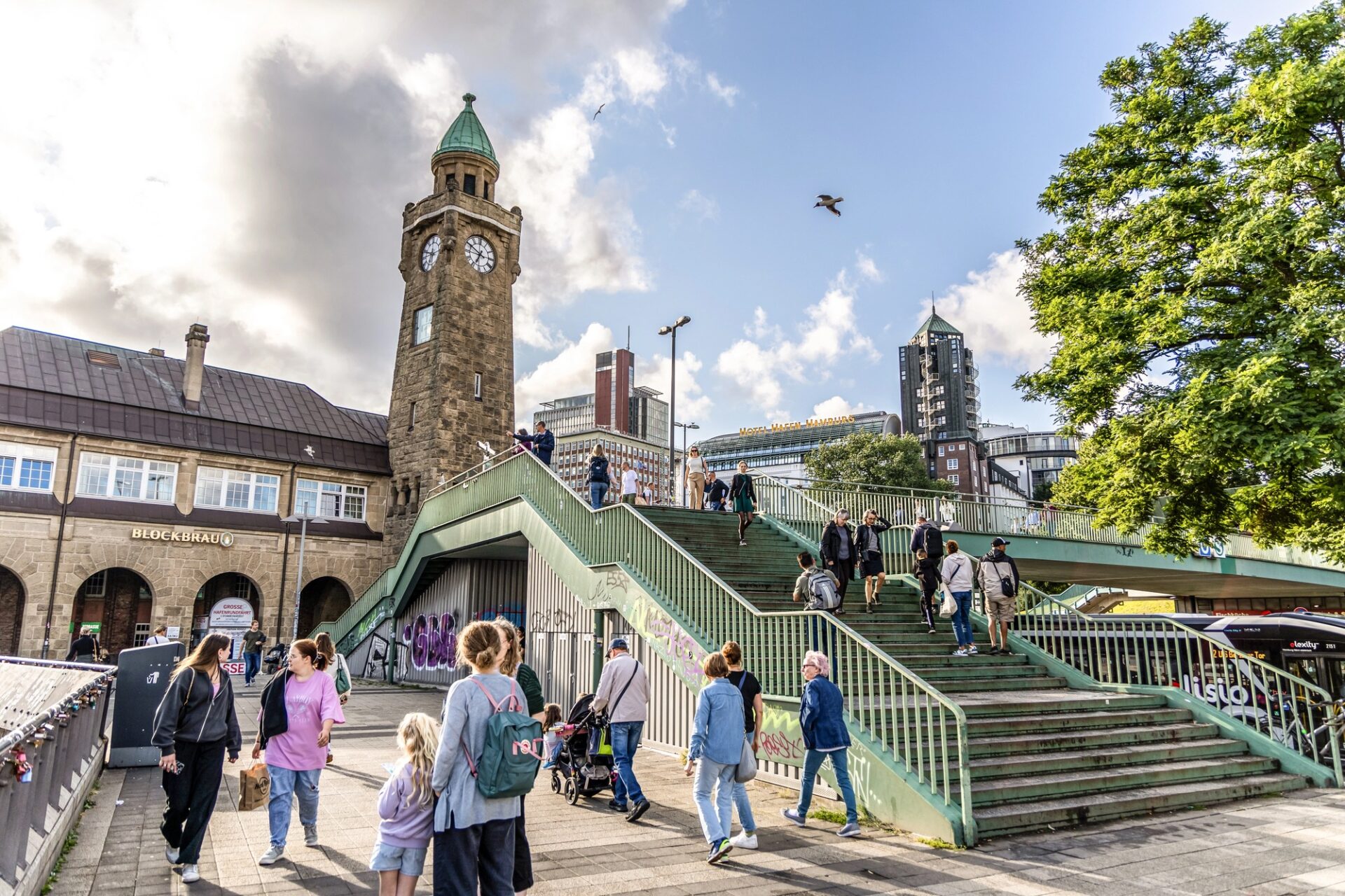 Schody a věž stanice Landungsbrücken v Hamburku