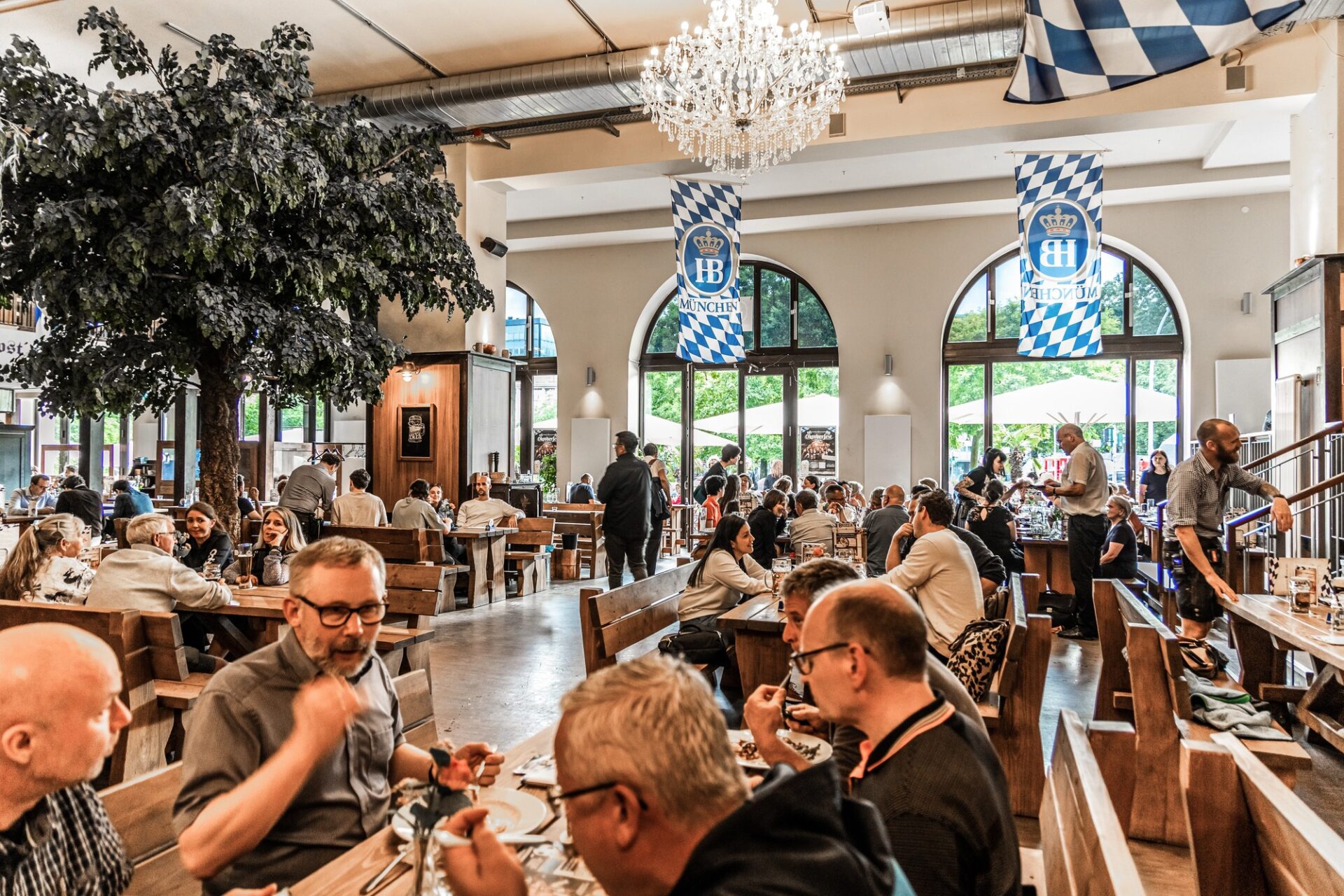Interiér hamburské restaurace s hosty u stolů