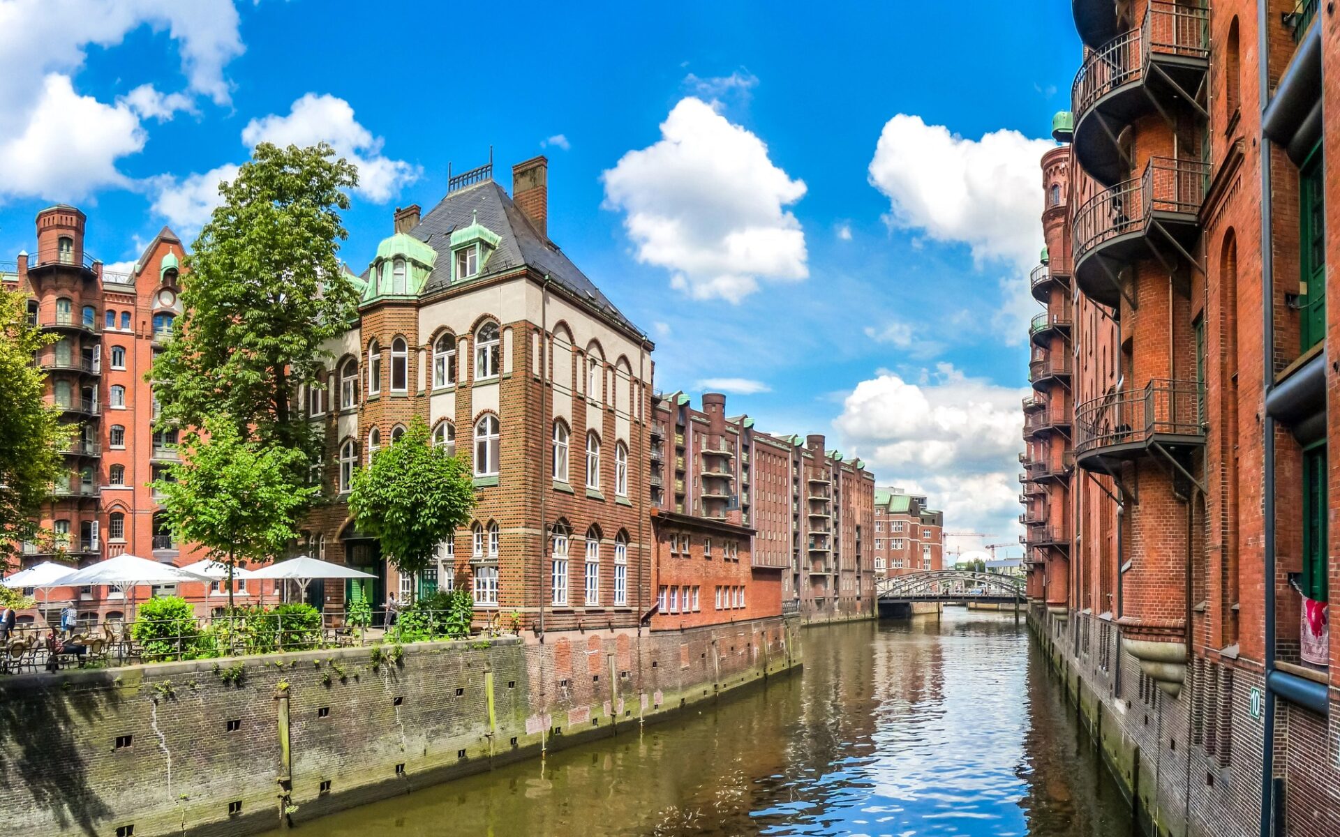 Historické sklady a kanál ve čtvrti Speicherstadt v Hamburku