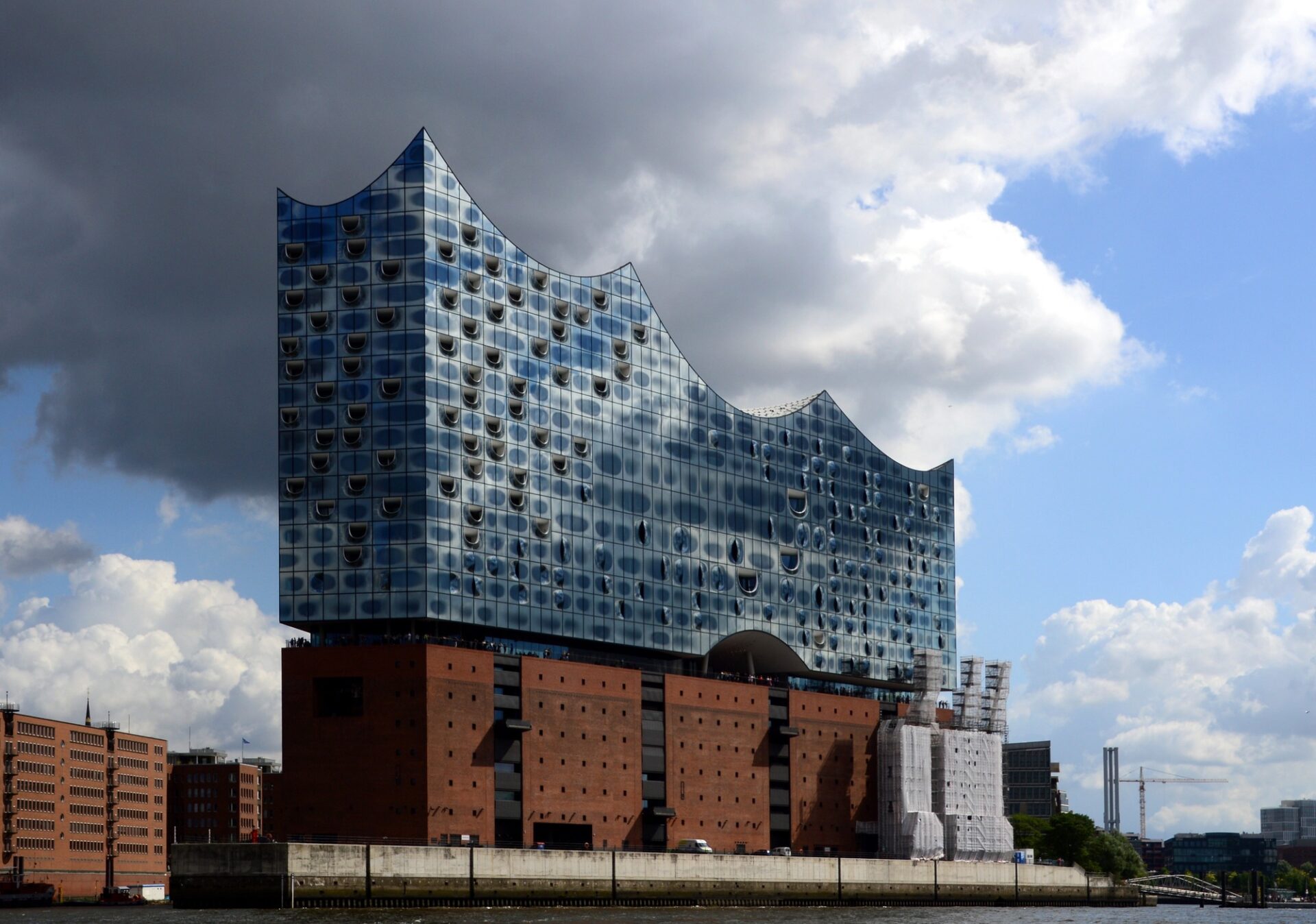 Budova Elbphilharmonie na břehu Labe v Hamburku