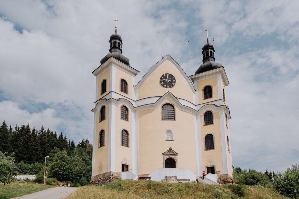 Barokní poutní kostel Nanebevzetí Panny Marie v Neratově s dvojicí cibulových věží
