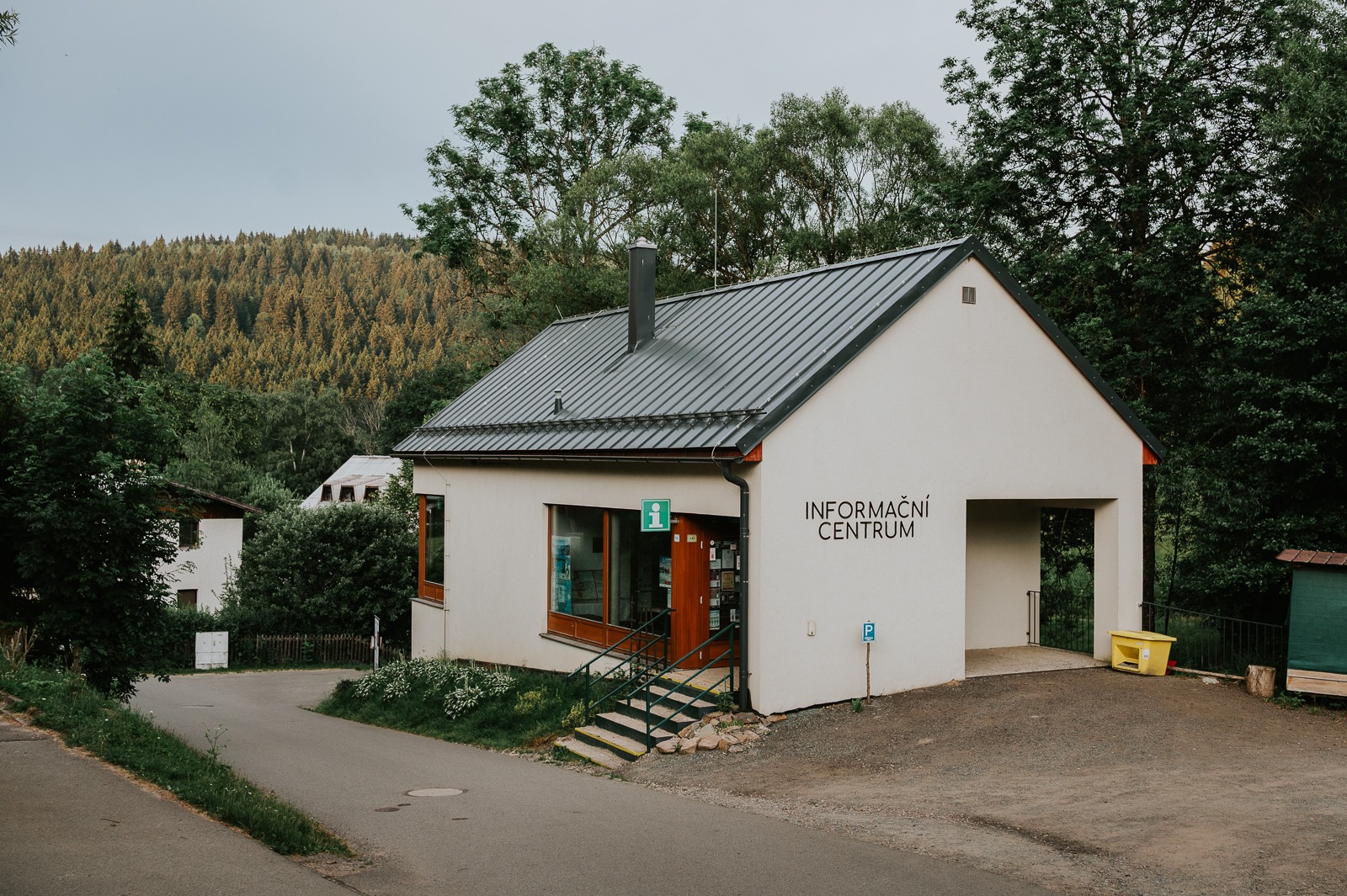 Informační centrum Neratov Informační centrum v Neratově – bílá budova s tmavou plechovou střechou