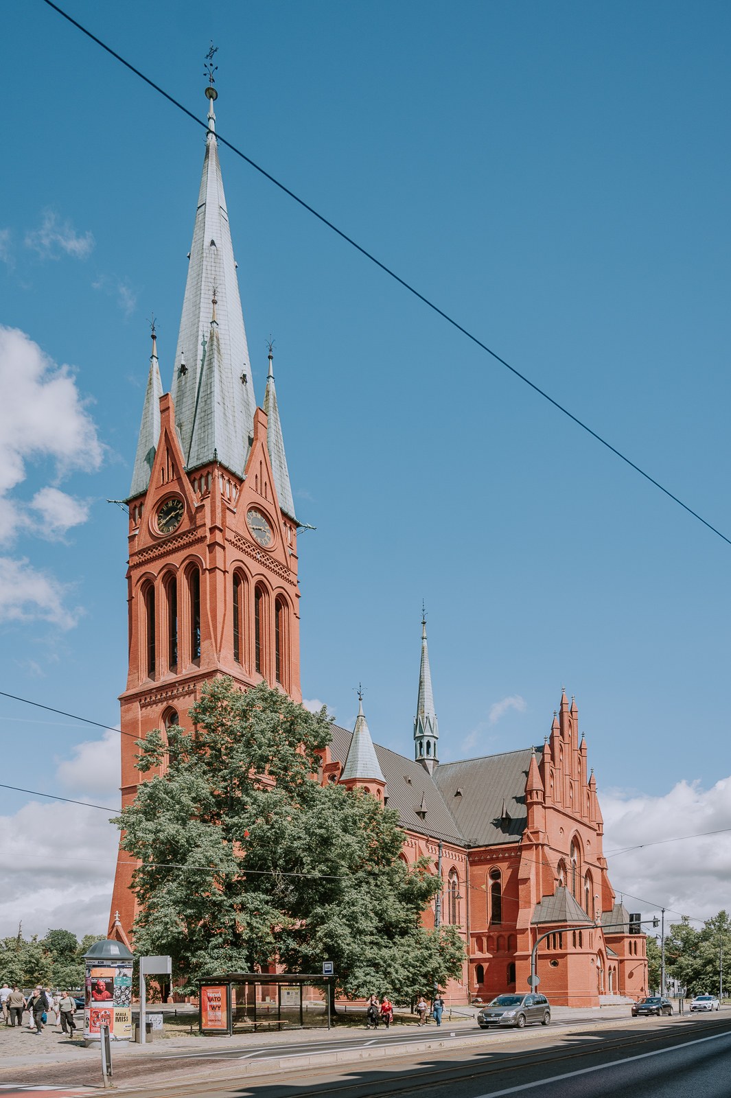 Gotický cihlový kostel s vysokou věží v Toruni, typická ukázka místní cihlové architektury