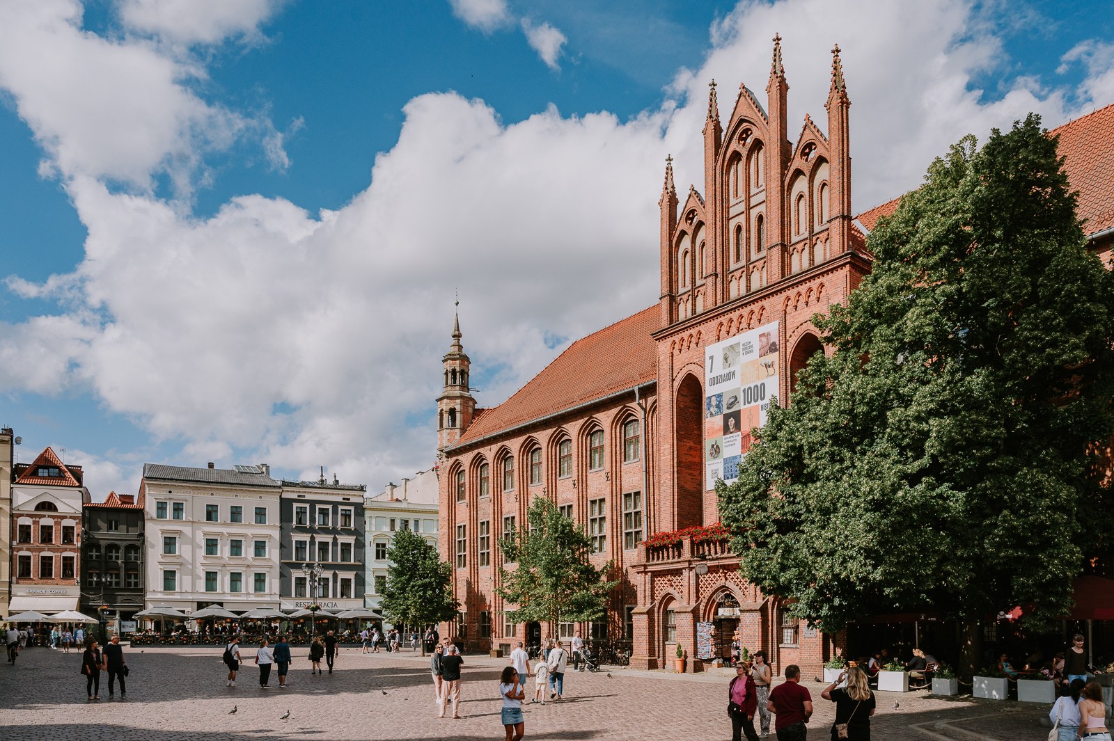 Rynek Staromiejski a toruňská radnice Rynek Staromiejski v Toruni s gotickou radnicí a kavárnami pod širým nebem