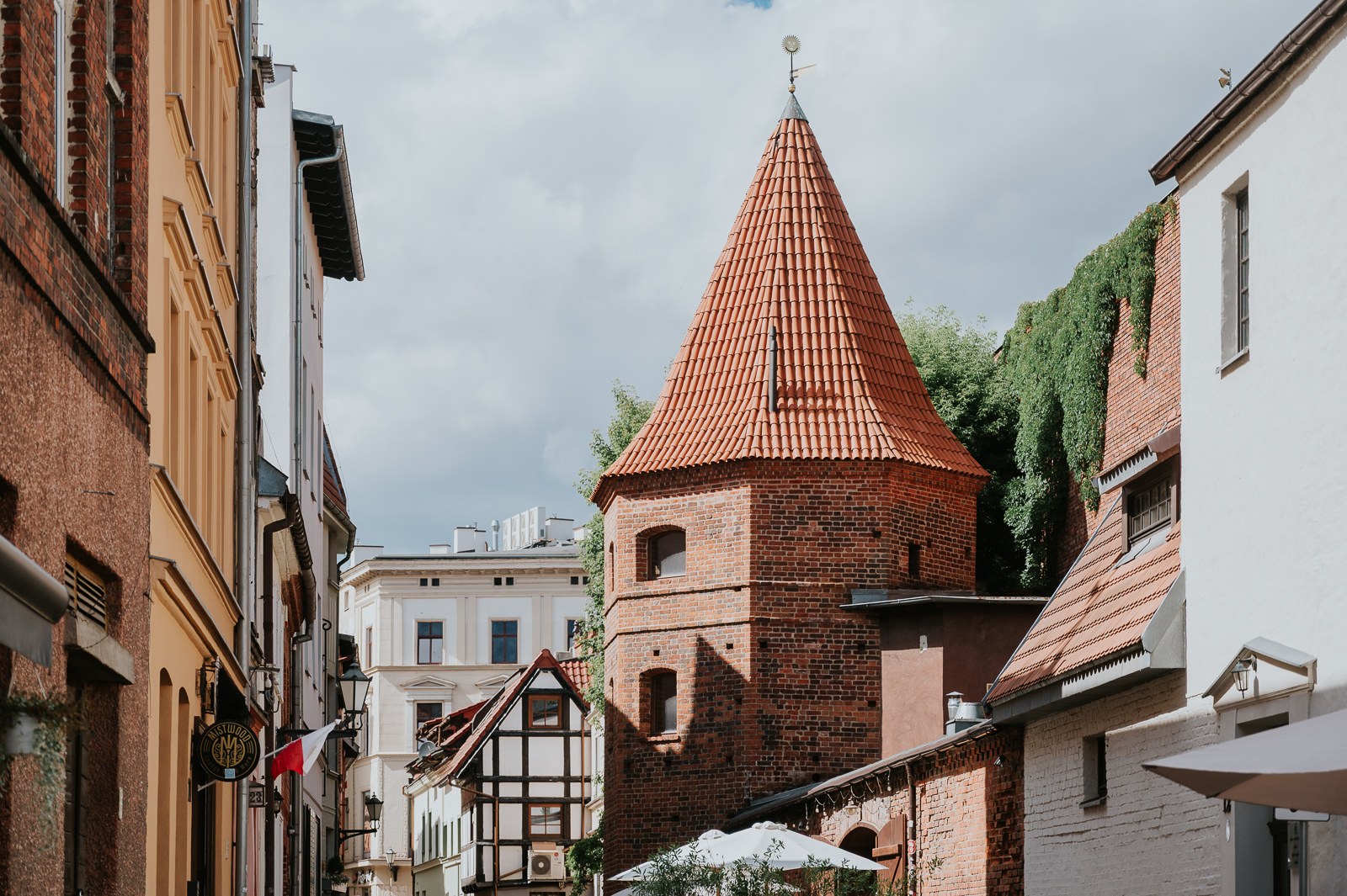 Krzywá věž (Krzywa Wieża) Krzywá věž (Krzywa Wieża) v Toruni, šikmá středověká věž vychýlená o 1,5 metru od svislé osy