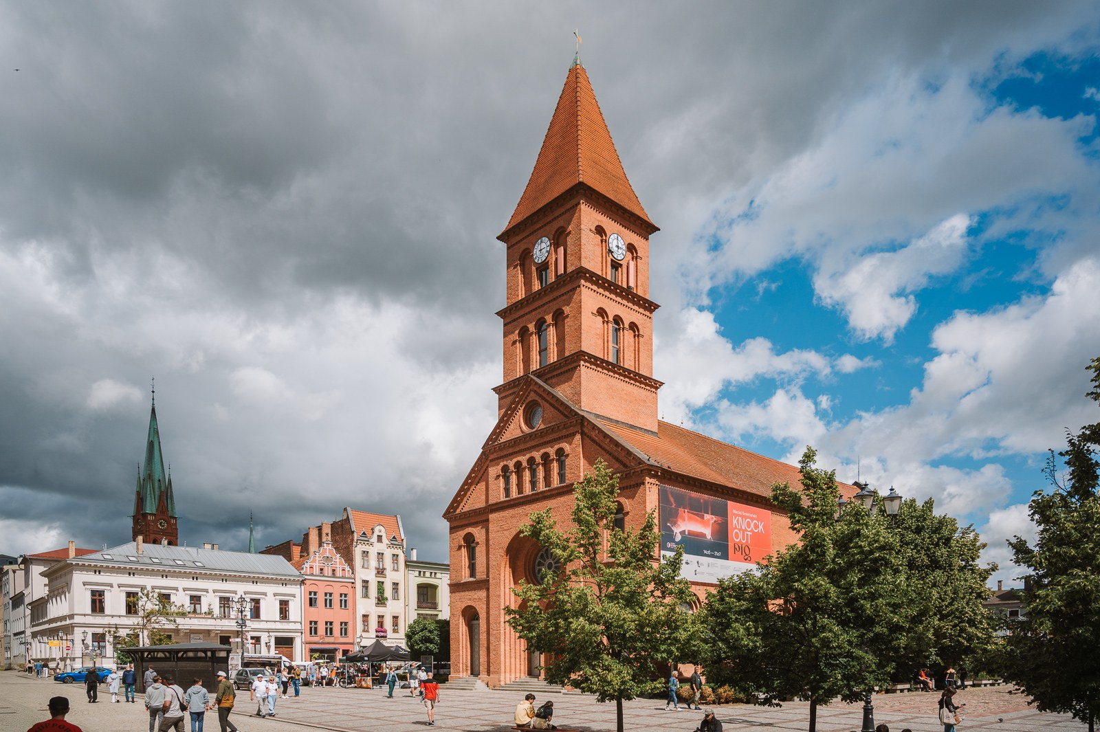 Gotický cihlový kostel s vysokou věží v centru Toruně