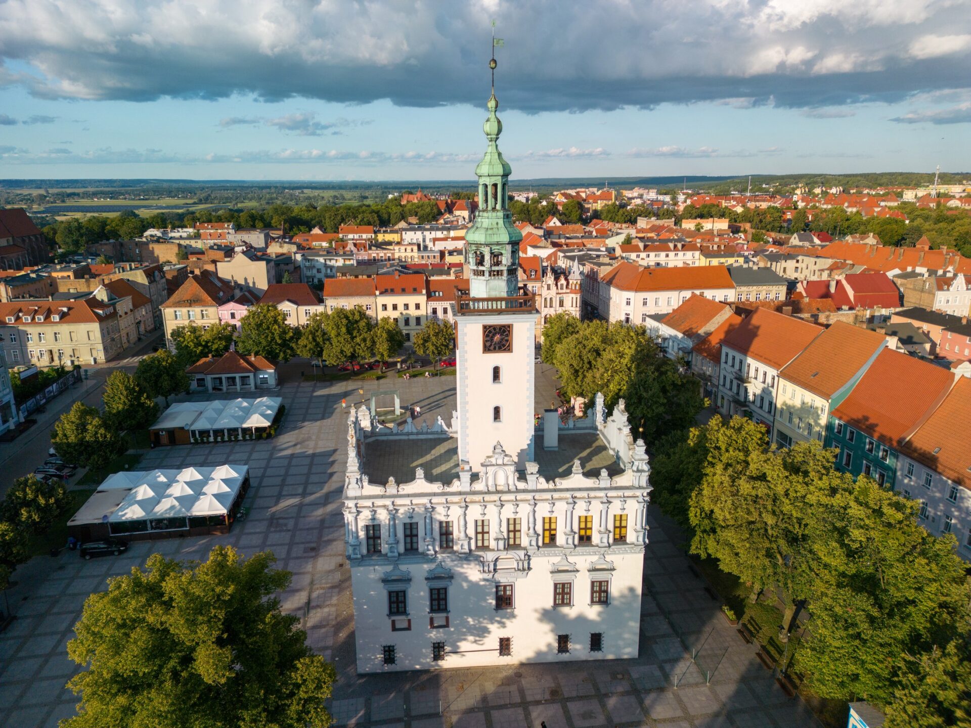 Radnice a rynek v Chełmnu Letecký pohled na renesanční radnici a rynek v Chełmnu