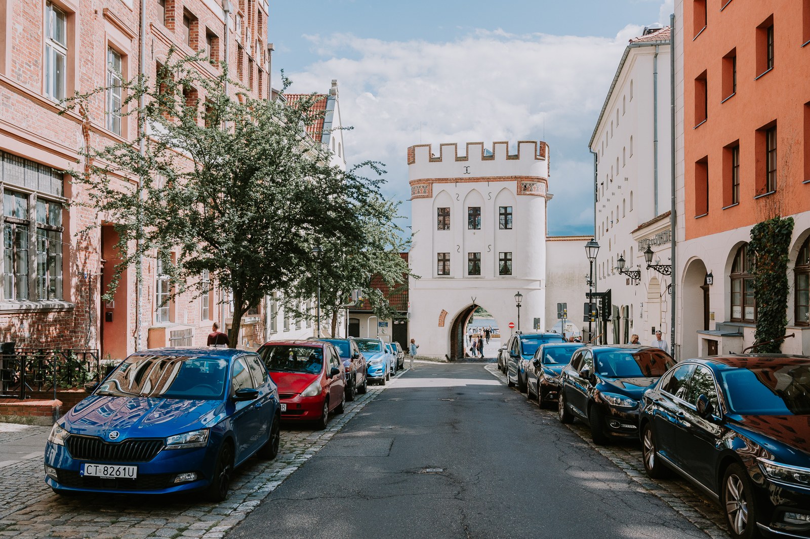 Bílá bránová věž s cimbuřím na hranici toruňského Starého Města