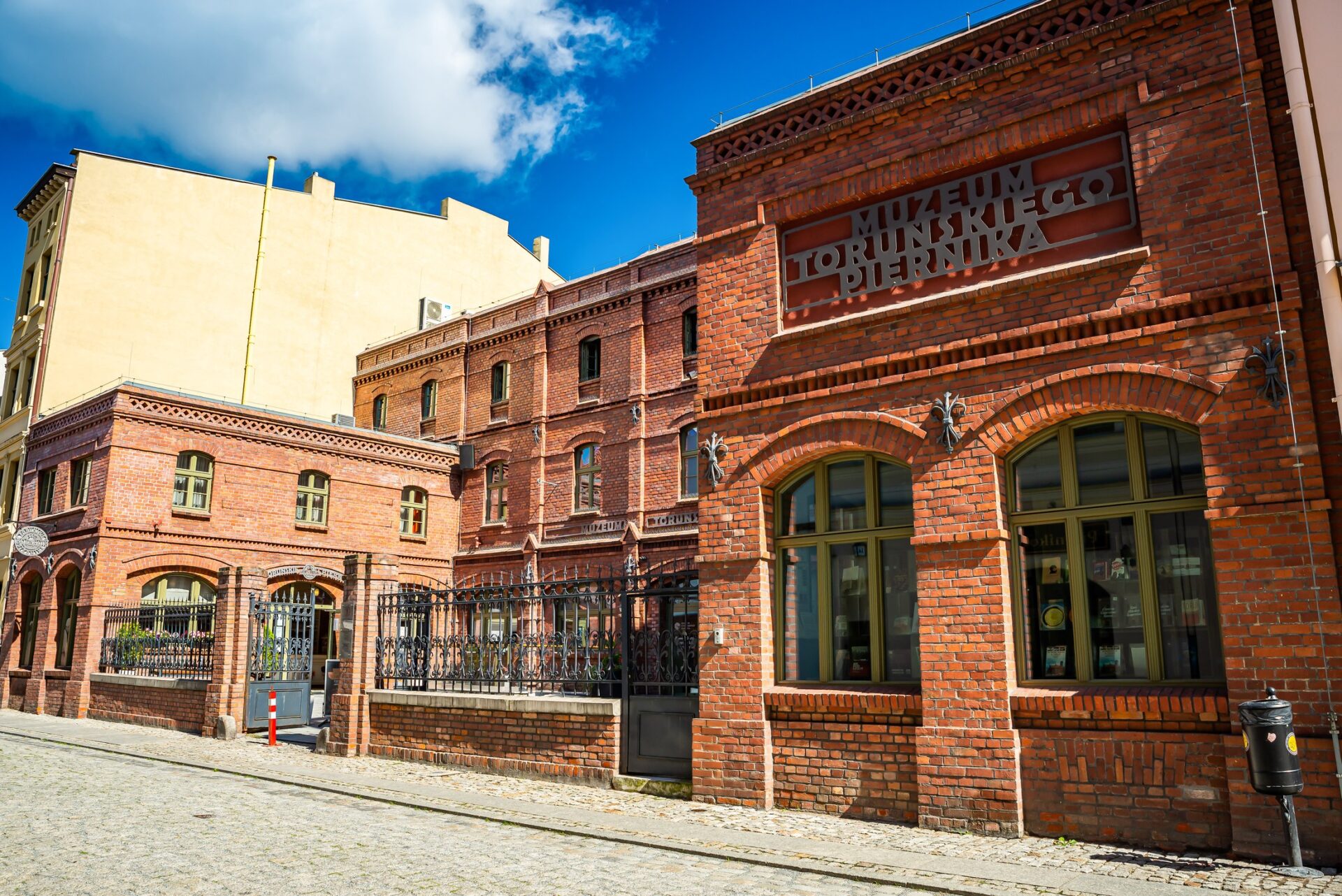 Muzeum toruňského perníku Cihlová budova Muzea toruňského perníku s nápisem na fasádě