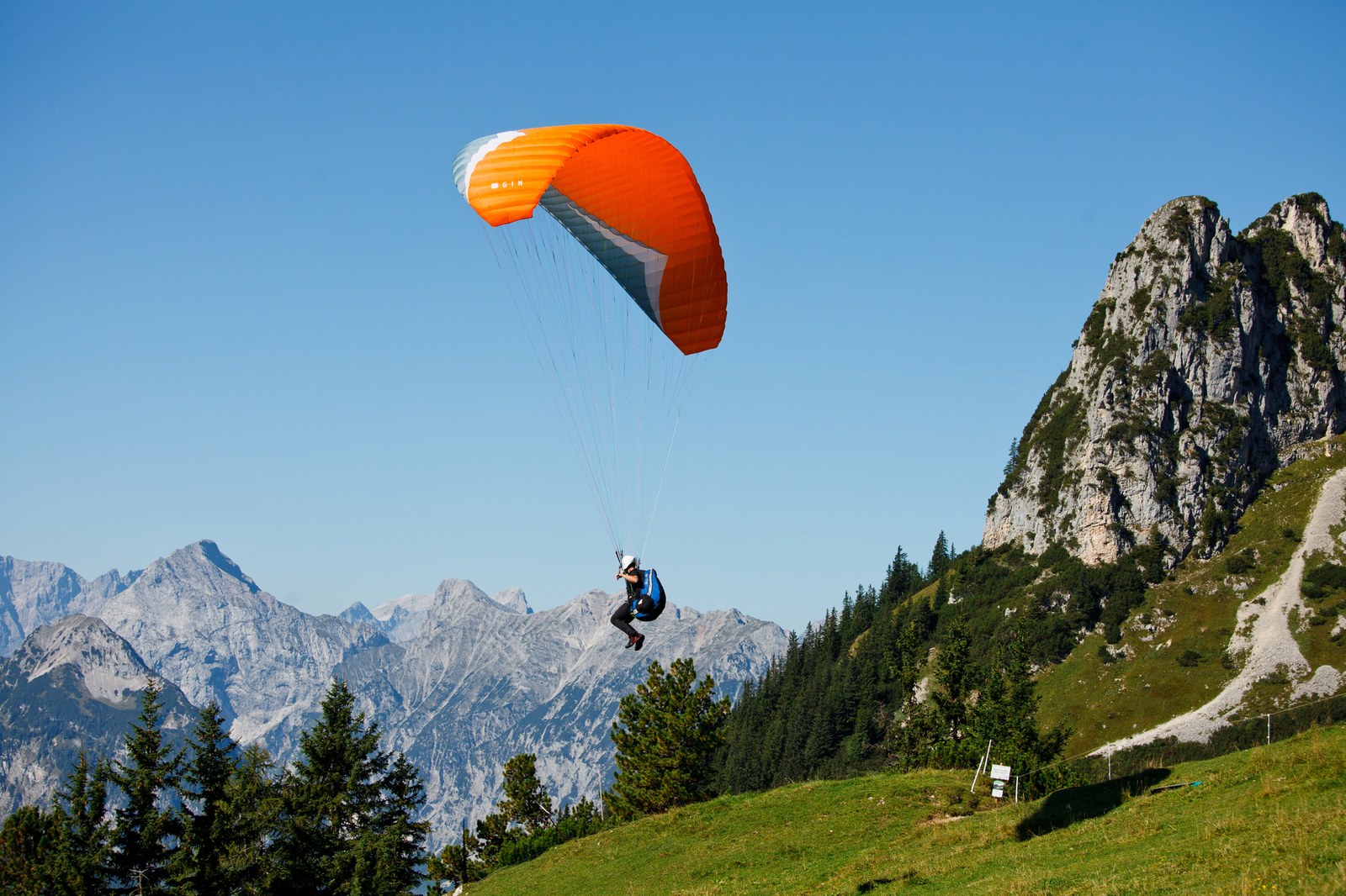 Paragliding nad horskou krajinou pri dobrodruzne ceste do zahranici