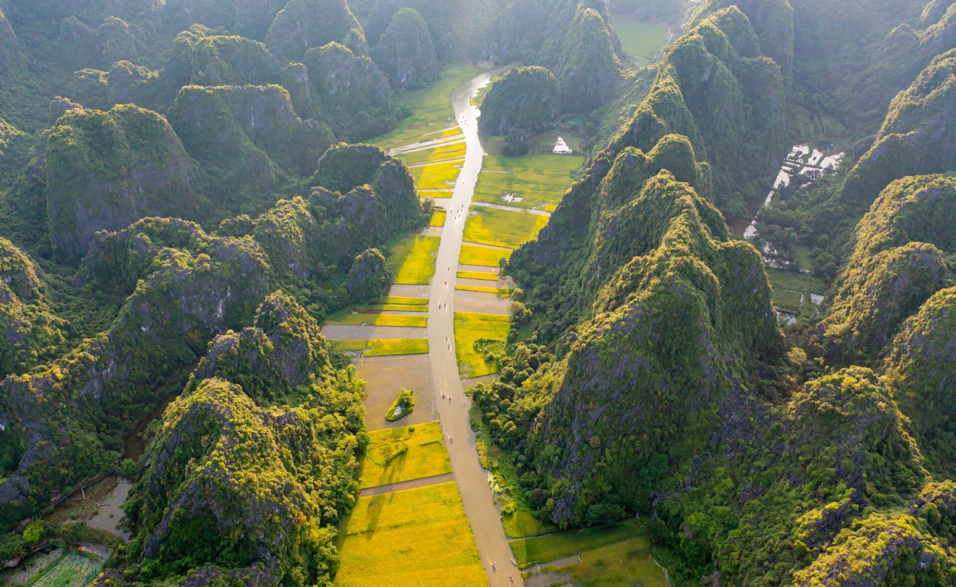 Letecký pohled na rýžová pole a vápencové kopce v Ninh Binh ve Vietnamu