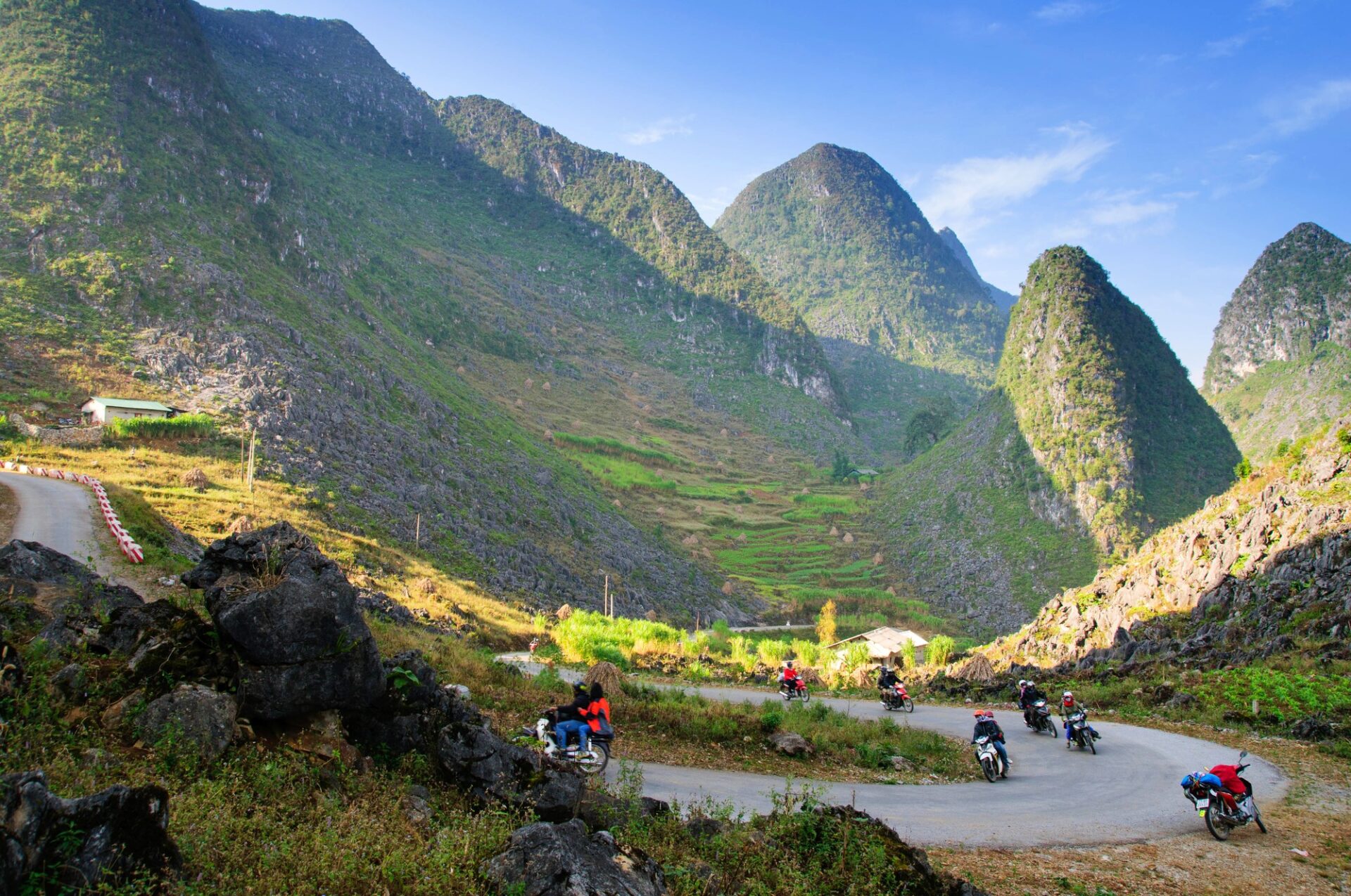 Serpentina Ha Giang Loop vinoucí se nad řekou a vápencovými horami