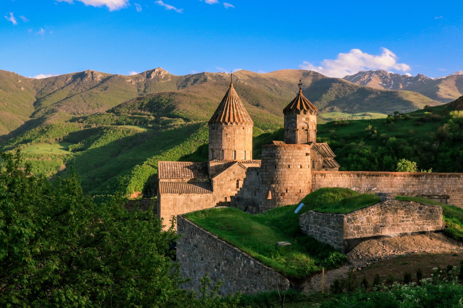 Klášter Tatev obklopený zelenými horami jižní Arménie