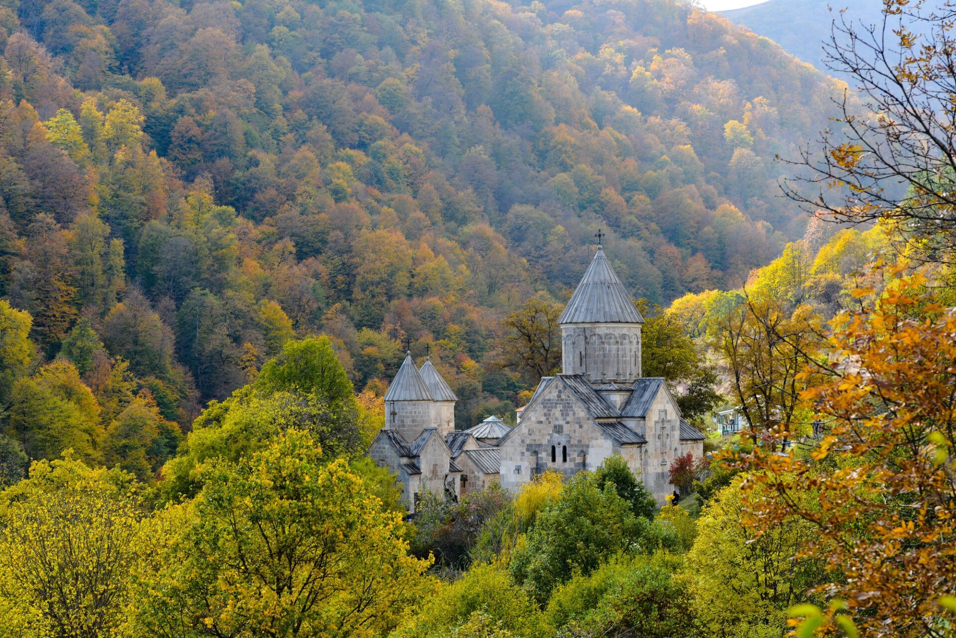 Klášter Haghartsin v podzimně zbarvených lesích národního parku Dilijan