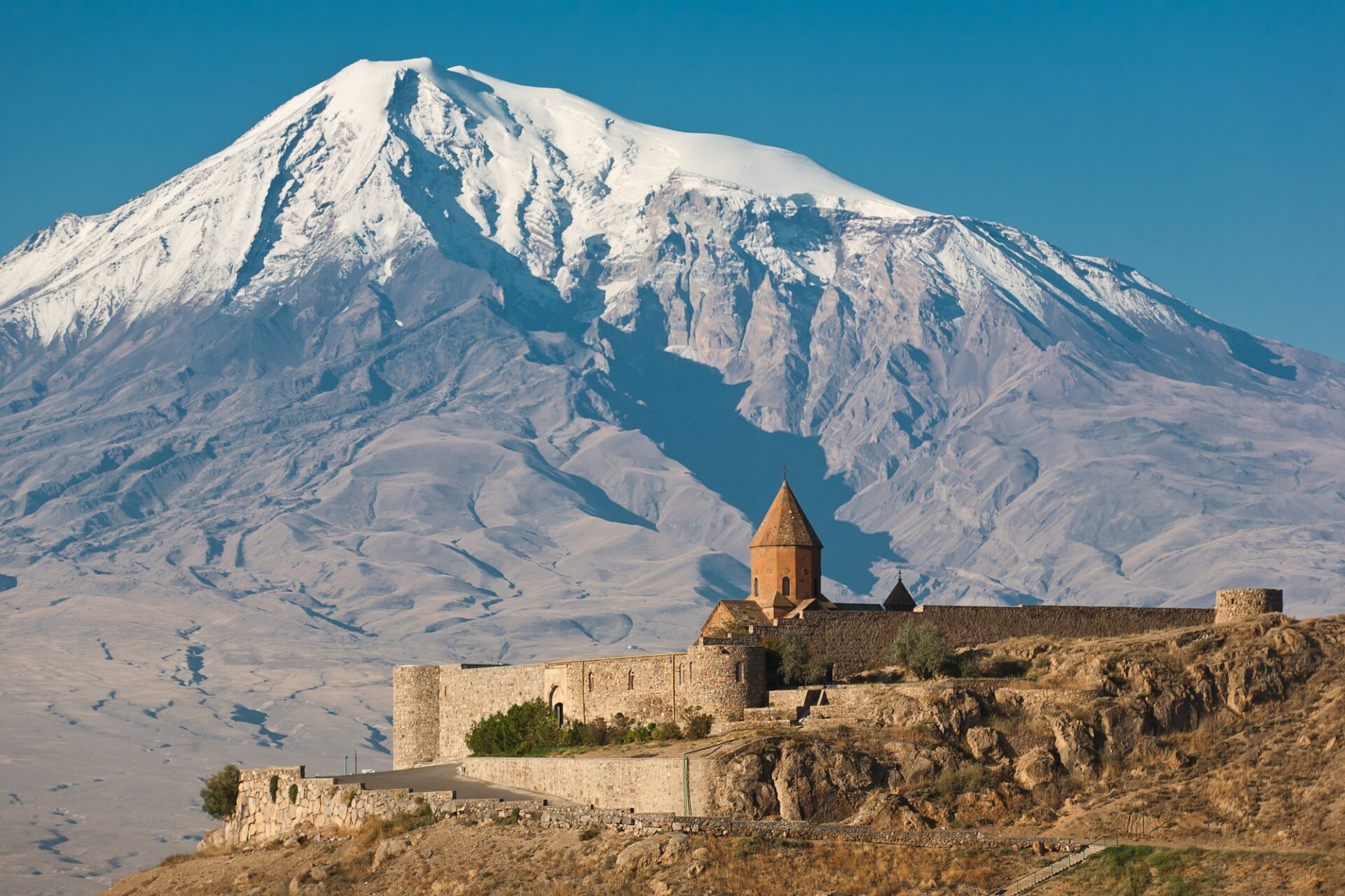 Klášter Chor Virap s masivem hory Ararat v pozadí, Arménie