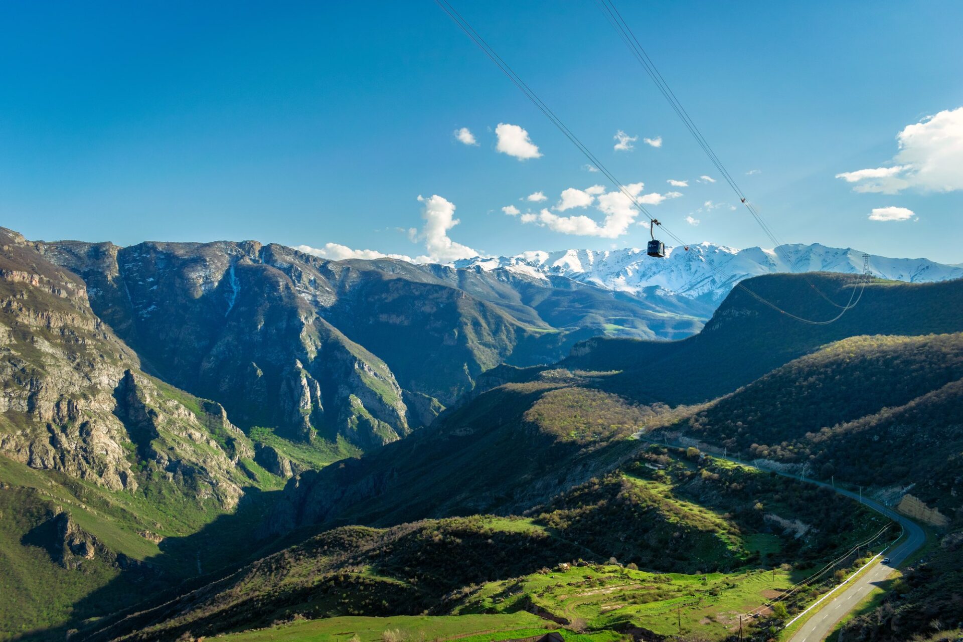 Lanovka Wings of Tatev nad roklí řeky Vorotan, nejdelší kyvadlová lanovka na světě