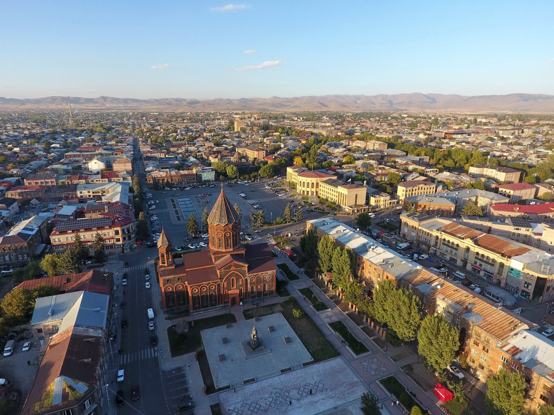 Letecký pohled na Gyumri, druhé největší město Arménie, s náměstím Vartanants