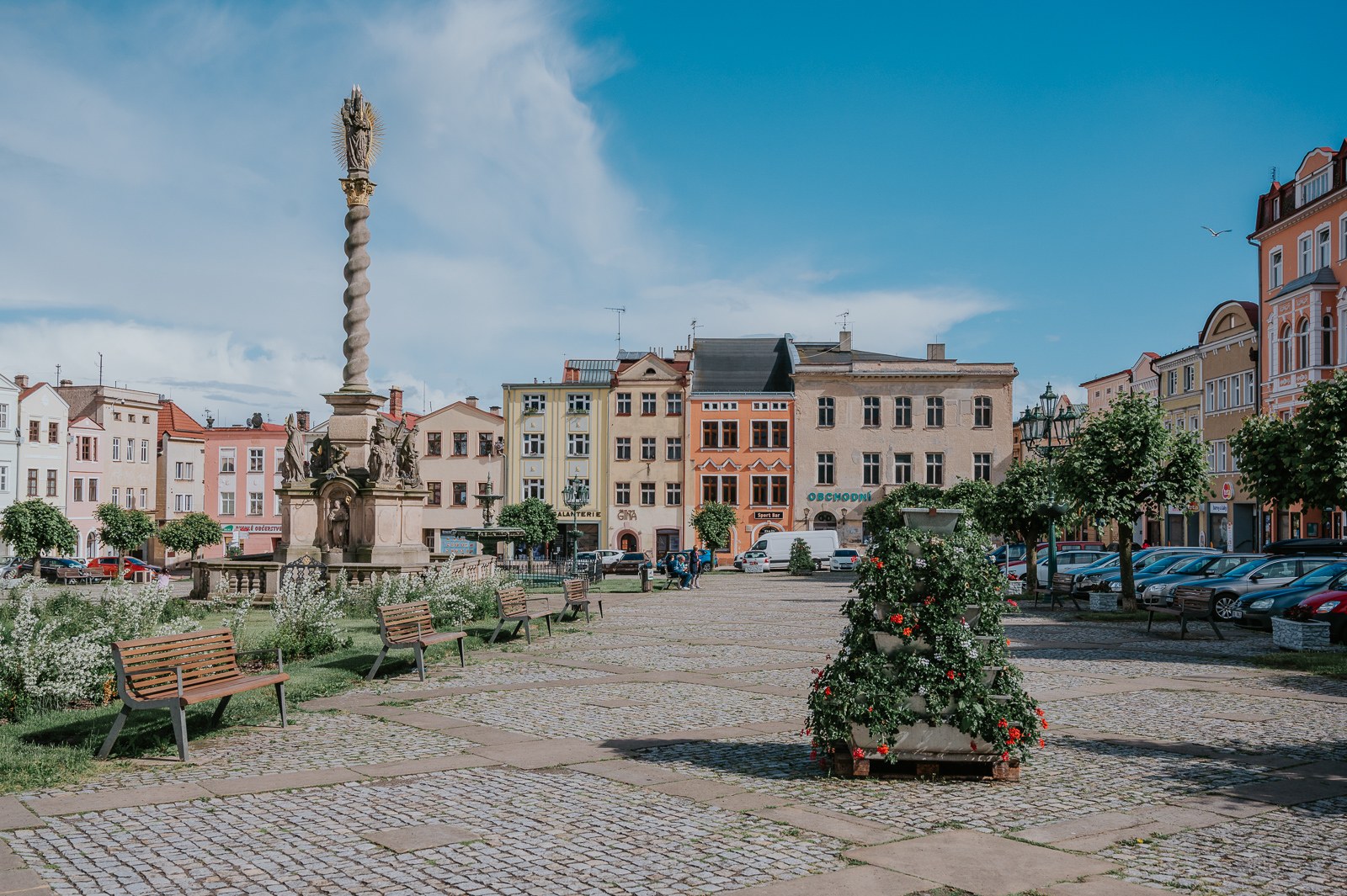 Mírové náměstí v Broumově s barokním mariánským sloupem