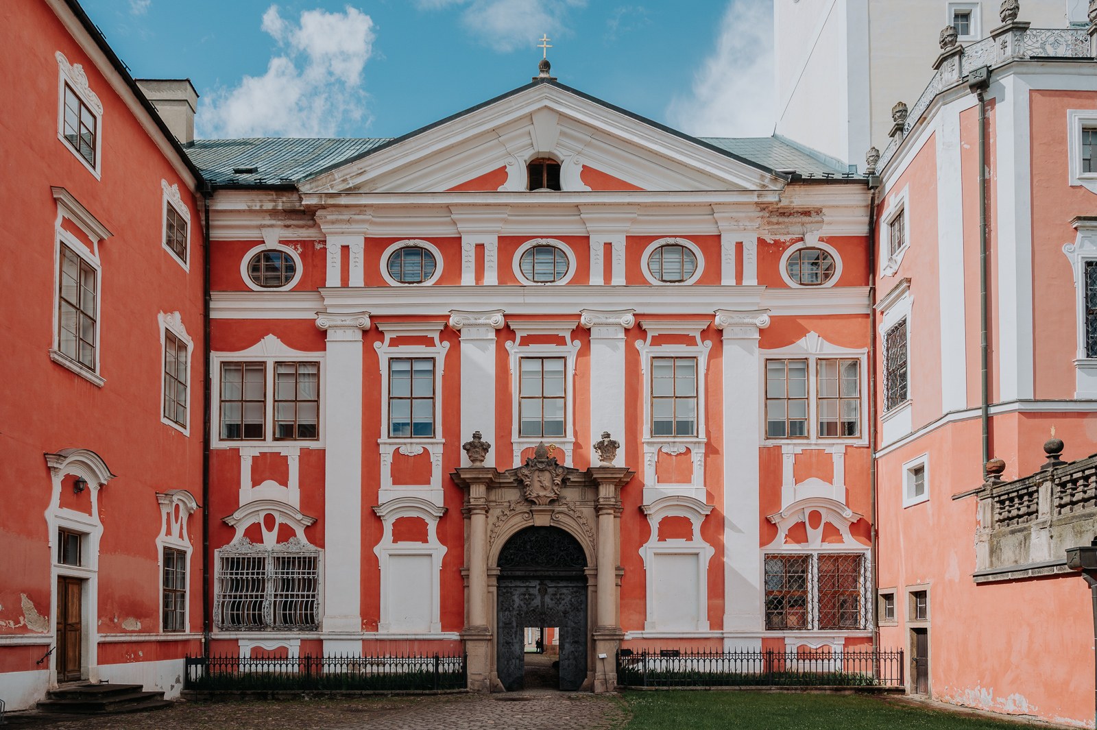 Barokní portál na nádvoří benediktinského opatství v Broumově