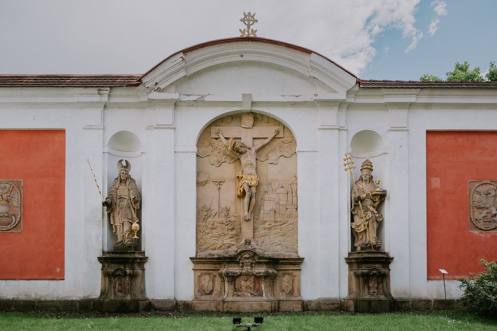 Barokní reliéf Ukřižování se sochami světců na ohradní zdi v Broumově
