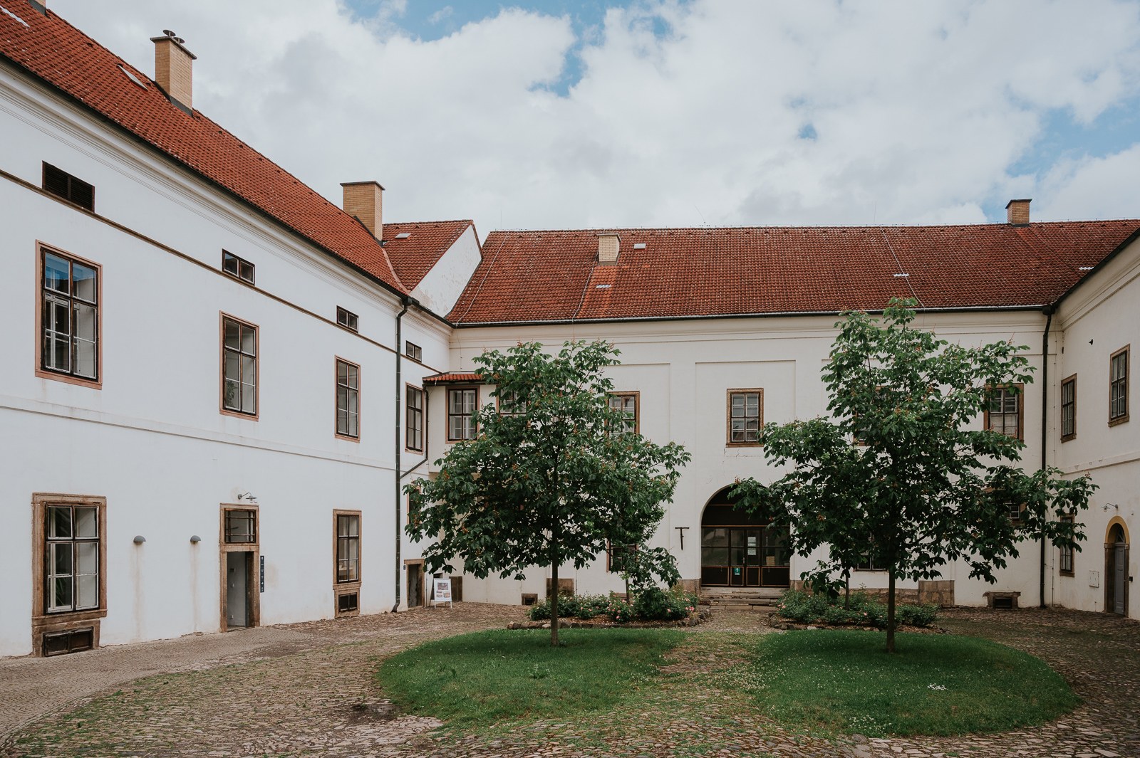 Hospodářské nádvoří kláštera Broumov se dvěma stromy