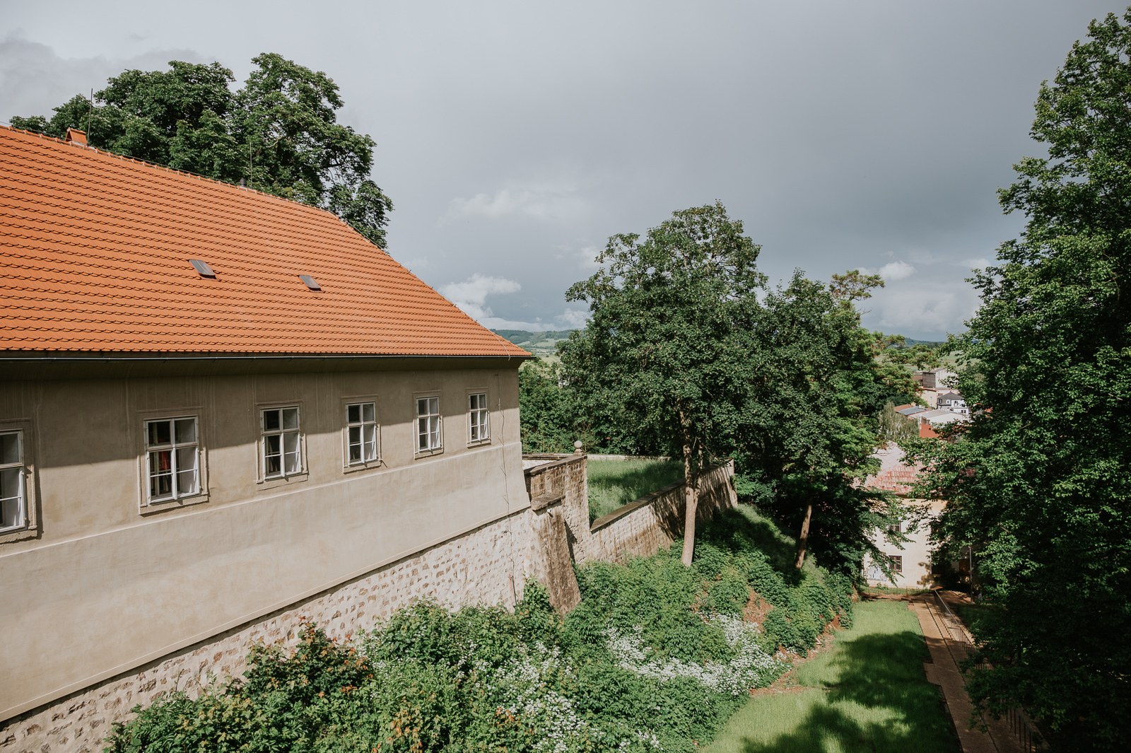 Pohled z klášterních zdí na Broumov a Broumovskou kotlinu