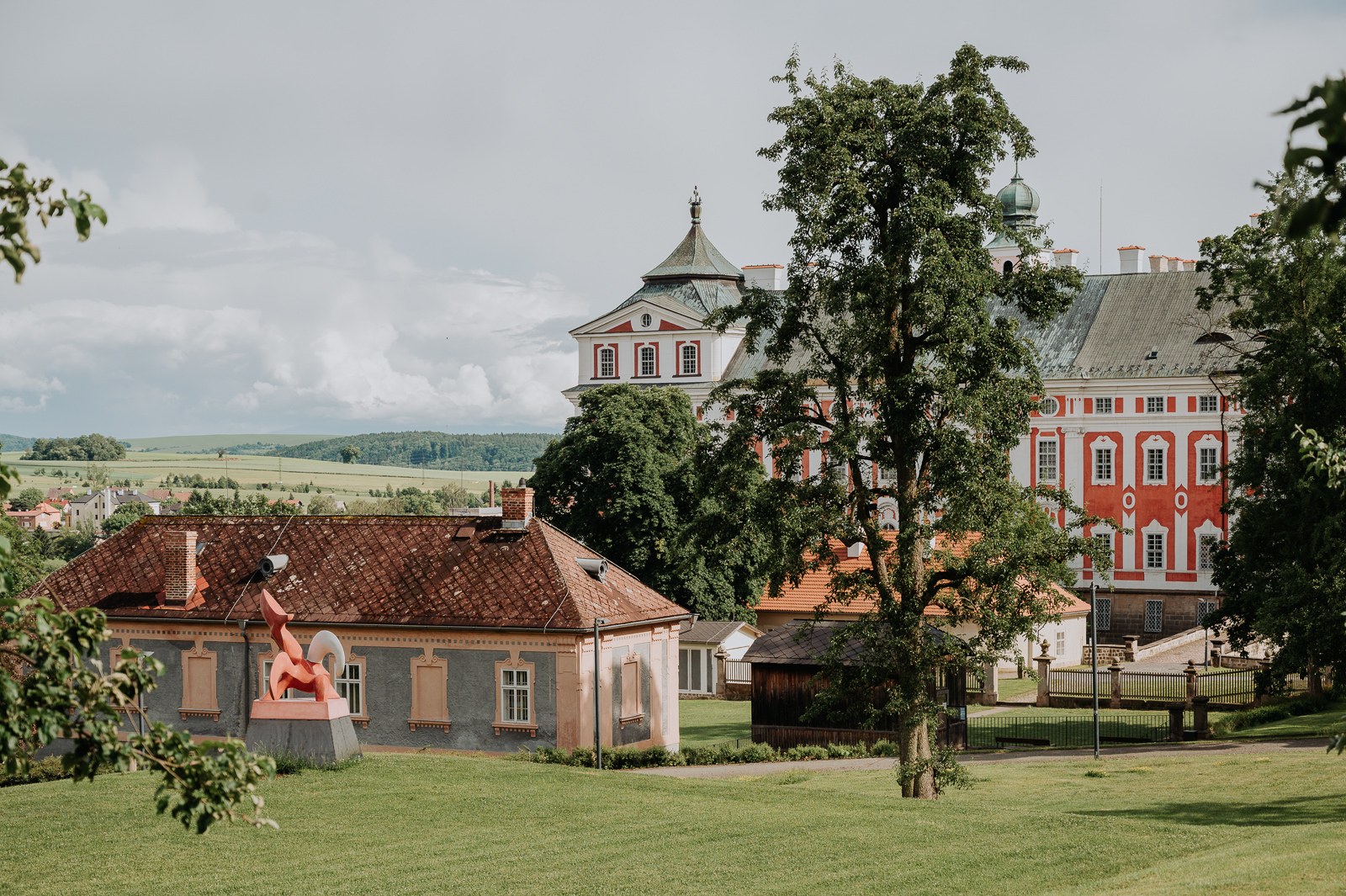 Klášter Broumov nad zahradou s Broumovskou kotlinou v pozadí