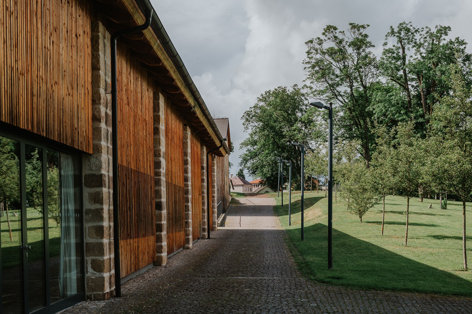 Dřevěná novostavba v klášterní zahradě v Broumově