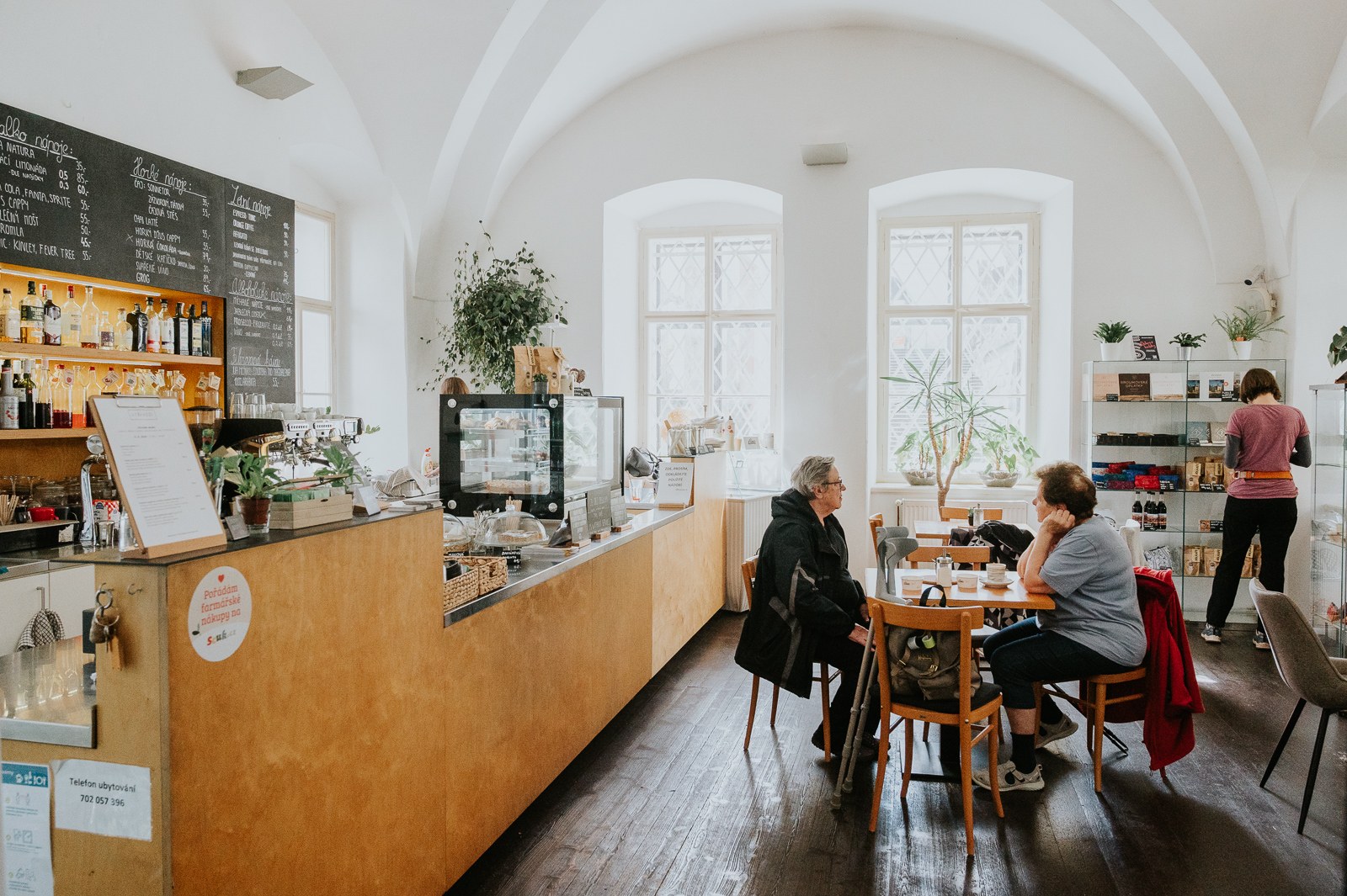 Klenutý interiér klášterní kavárny Café Dientzenhofer v Broumově