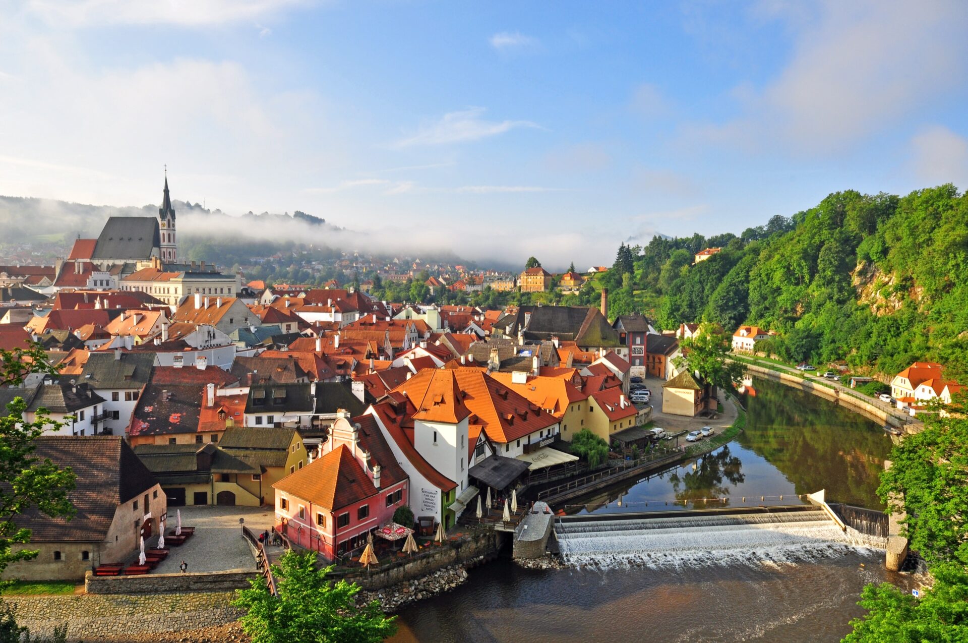 Panorama Českého Krumlova s jezem na Vltavě a ranní mlhou