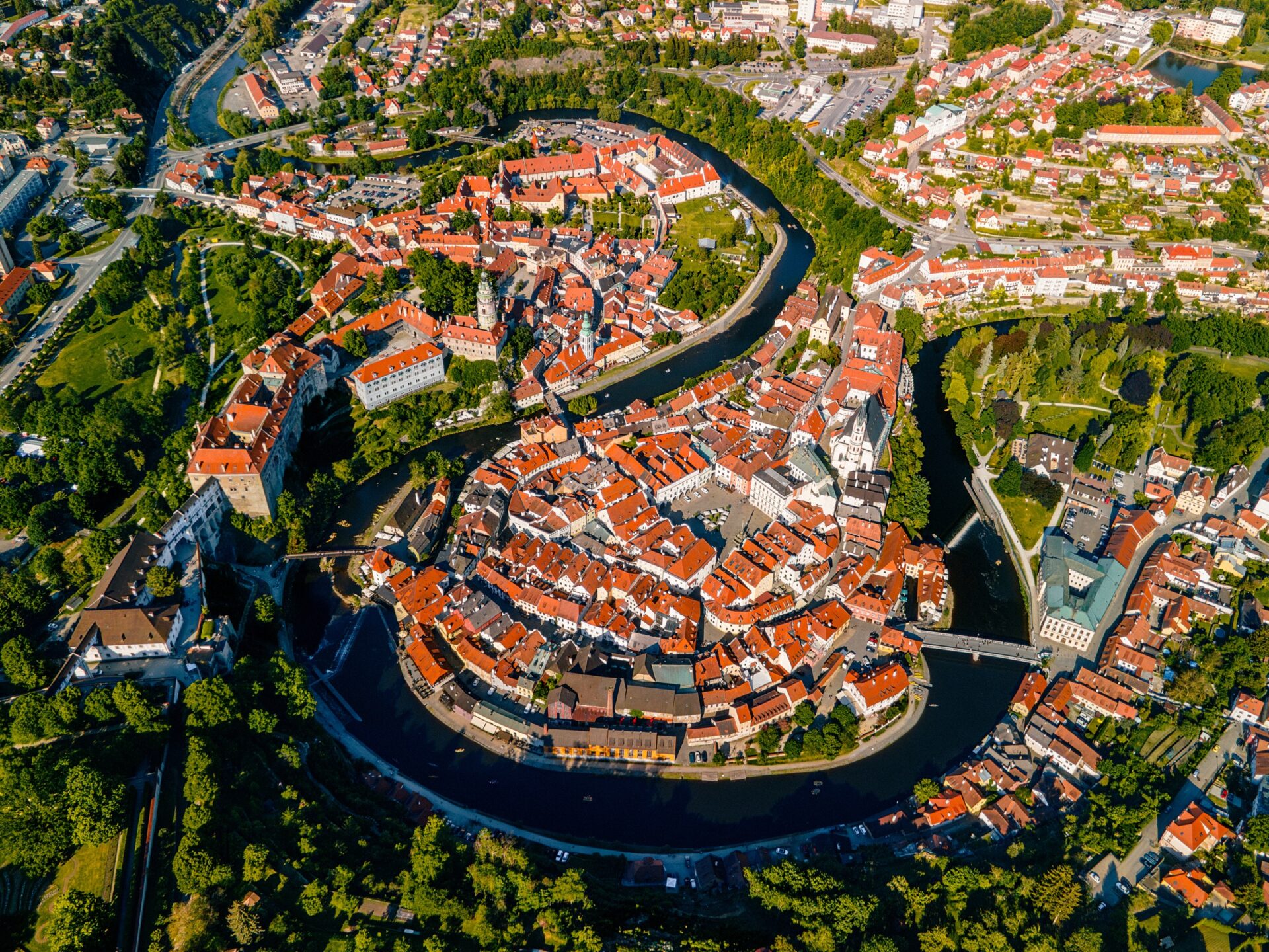 Letecký pohled na historické jádro Českého Krumlova v meandru Vltavy, UNESCO