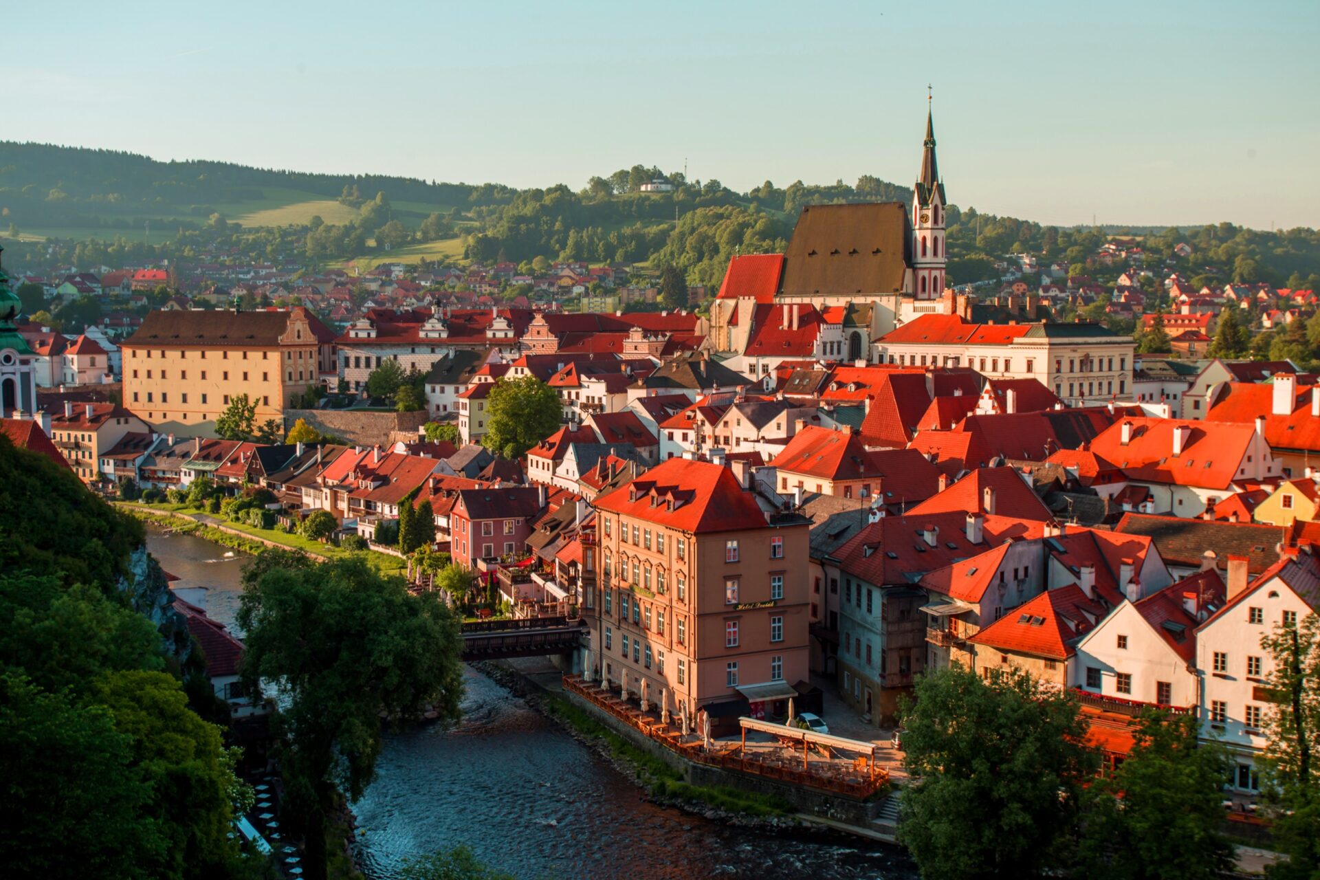 Panorama Českého Krumlova s gotickým kostelem sv. Víta nad Vltavou