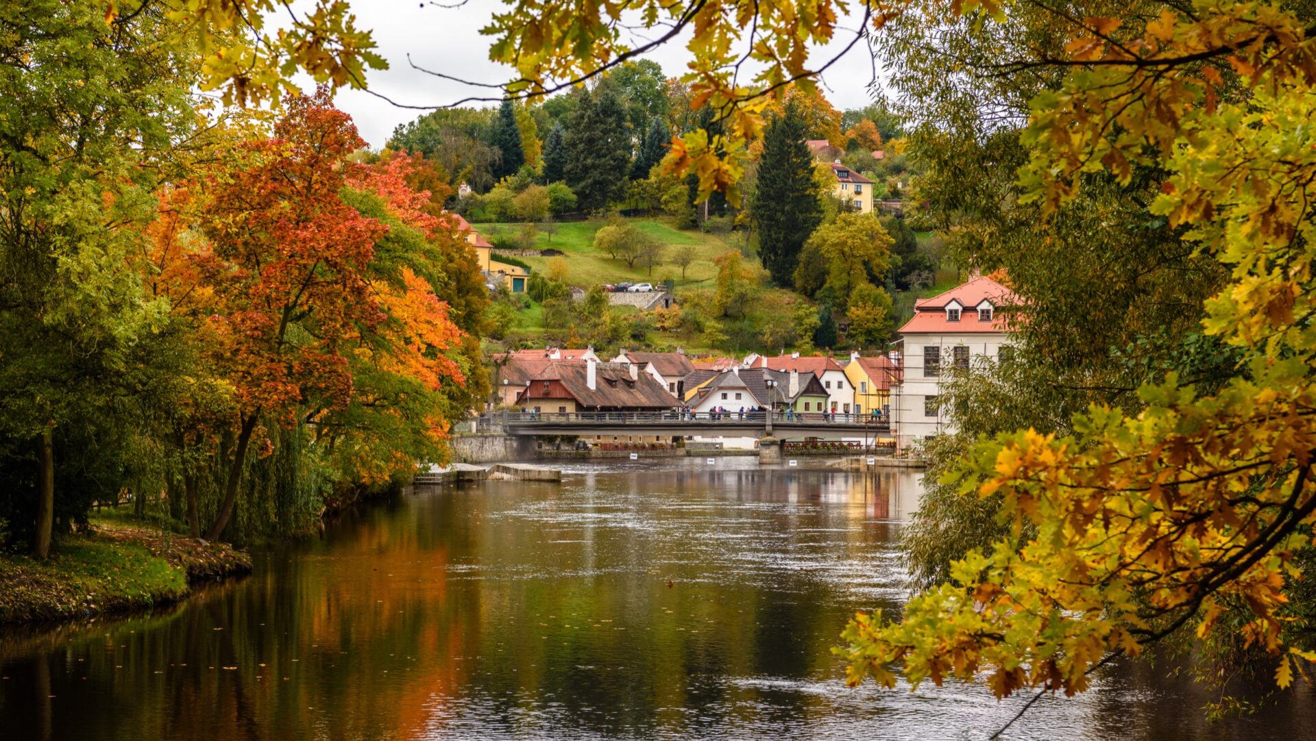 Podzimní Vltava s jezem pod Českým Krumlovem