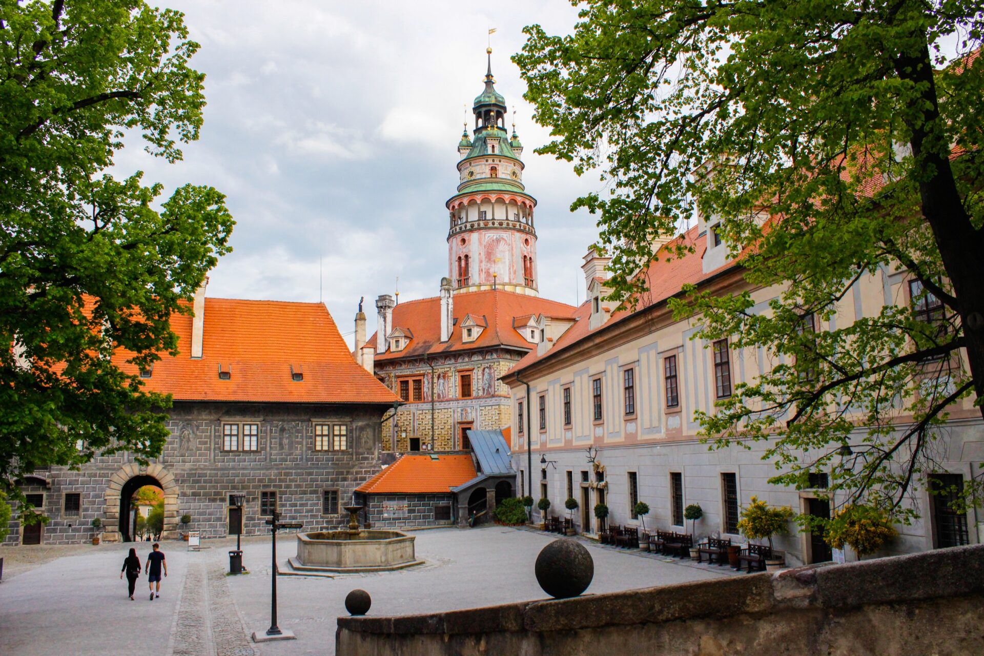 Nádvoří státního zámku Český Krumlov se zámeckou věží