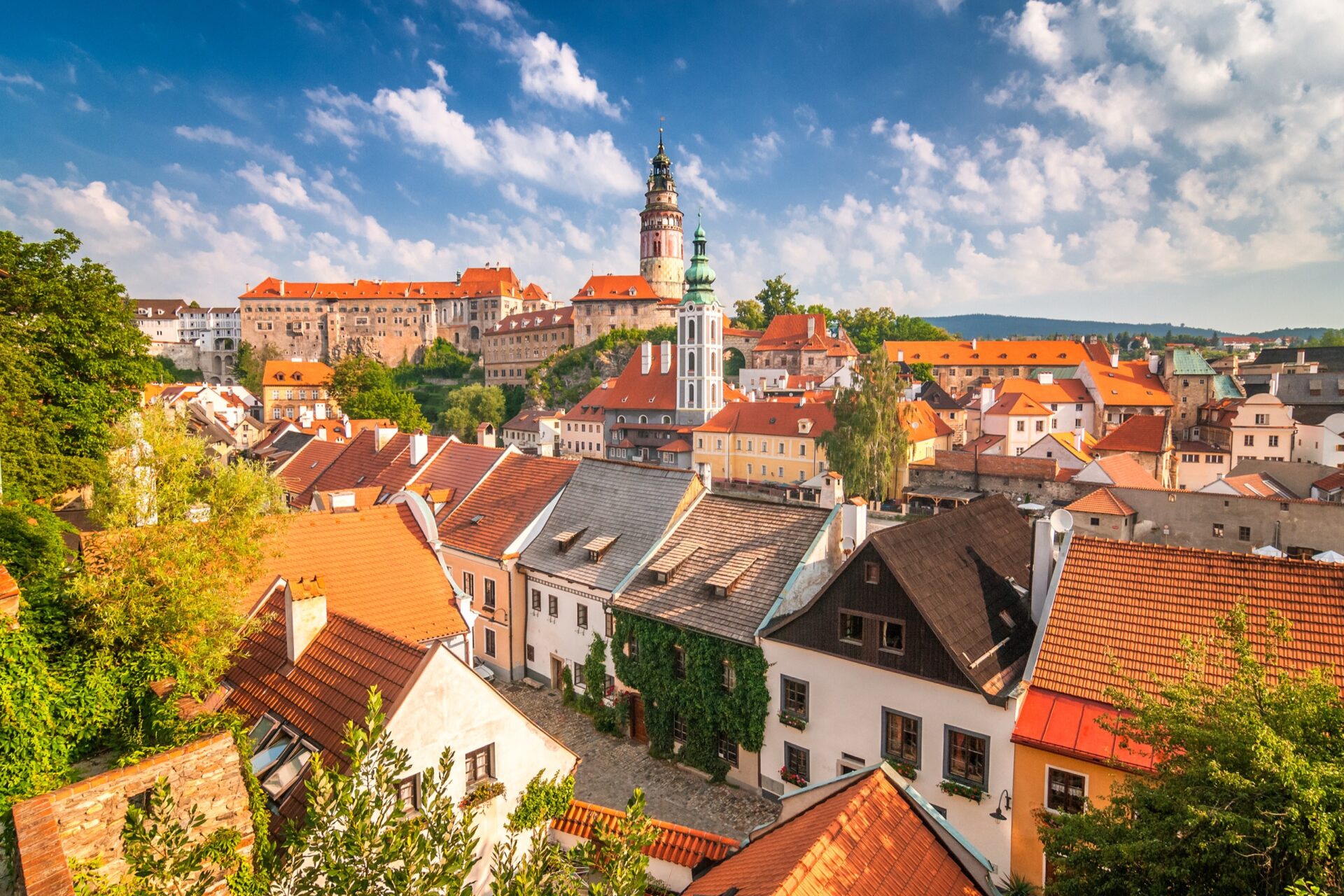 Zámecká věž v Českém Krumlově nad červenými střechami starého města
