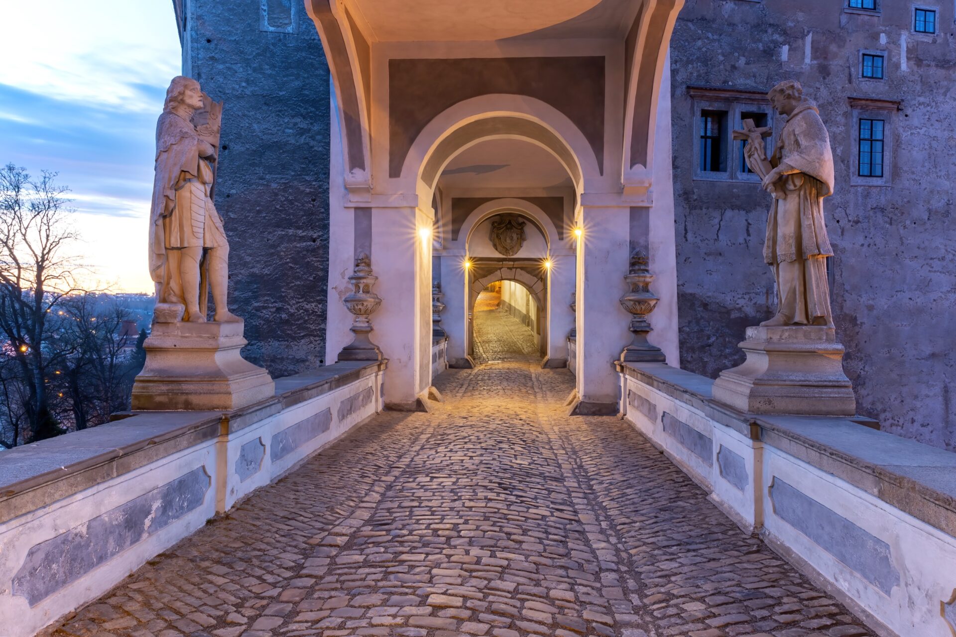 Plášťový most se sochami světců na zámku Český Krumlov za soumraku