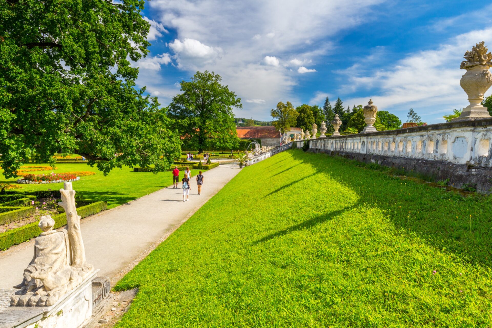 Zámecká zahrada v Českém Krumlově s balustrádou a barokními vázami