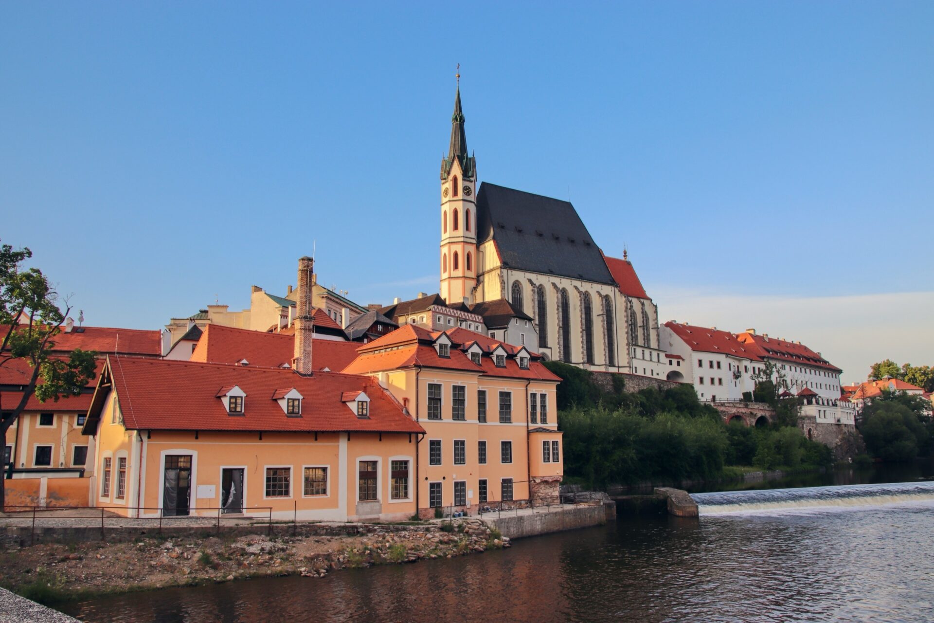 Gotický kostel svatého Víta v Českém Krumlově nad hladinou Vltavy