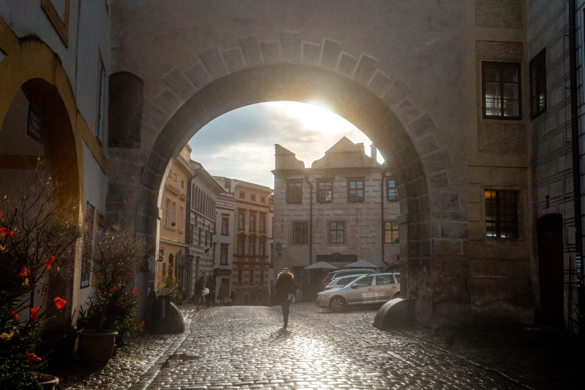 Průchod branou na Latránu v Českém Krumlově v protisvětle