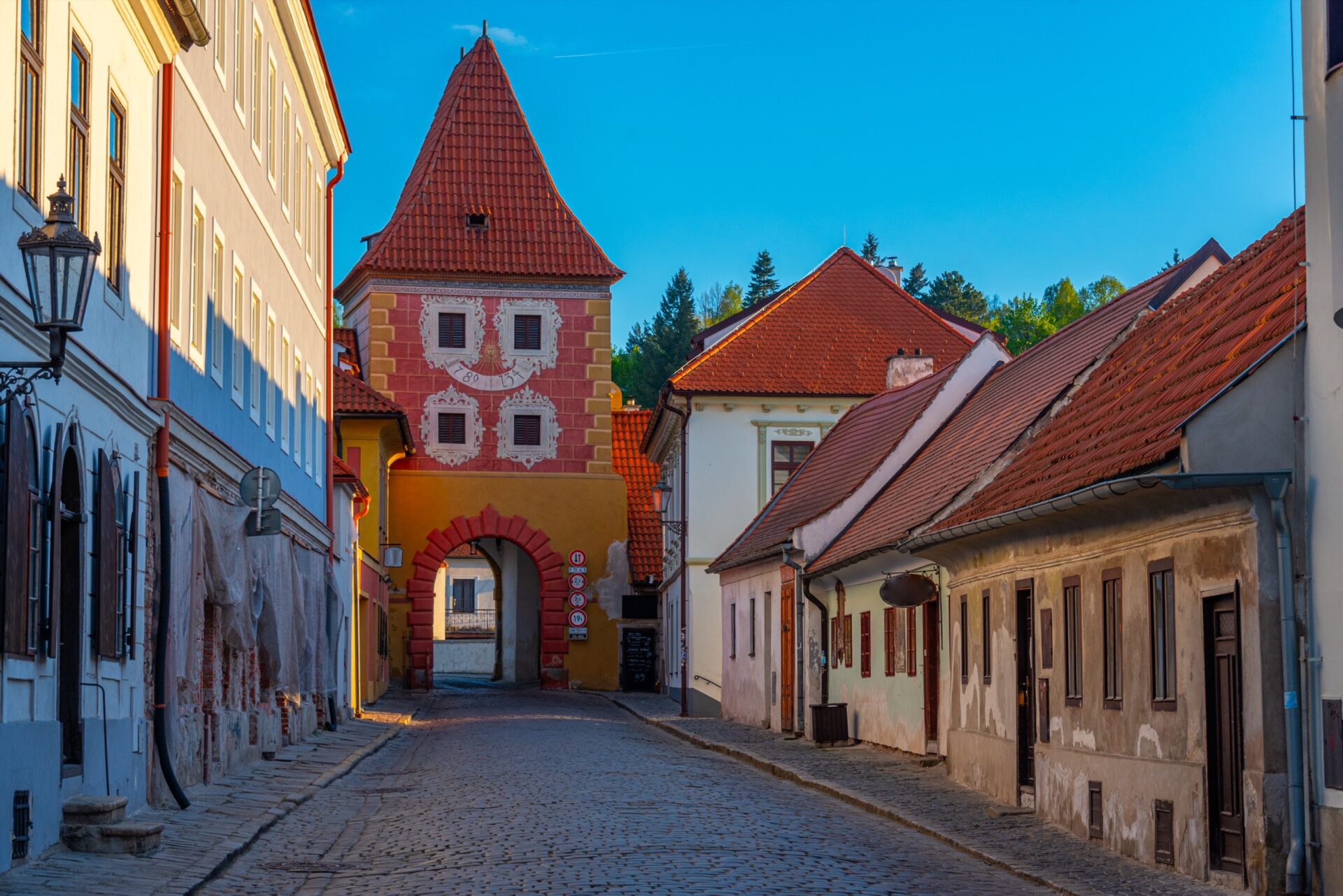 Budějovická brána v Českém Krumlově, jediná dochovaná městská brána