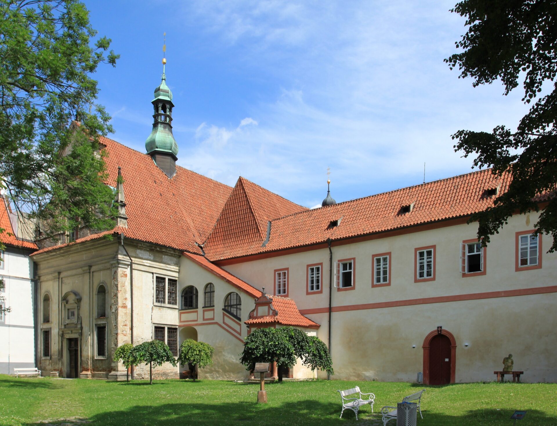 Areál klášterů Český Krumlov na Latránu s klášterní zahradou
