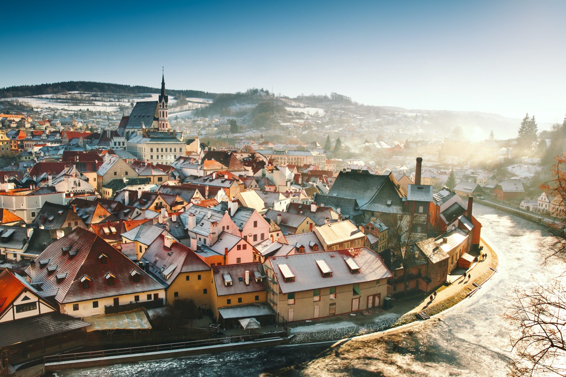 Zasněžený Český Krumlov za východu slunce v adventním čase