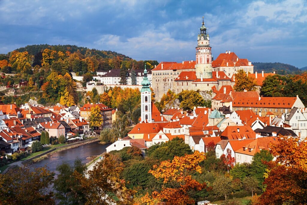 Podzimní panorama Českého Krumlova se zámeckou věží, UNESCO Česko