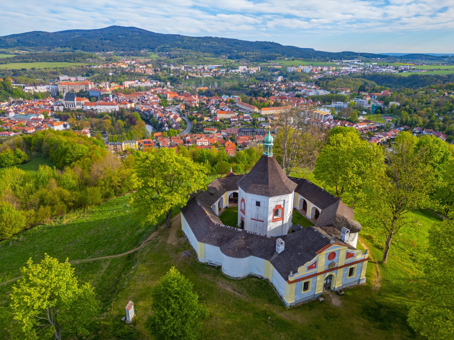 Letecký pohled na poutní areál na Křížové hoře nad Českým Krumlovem